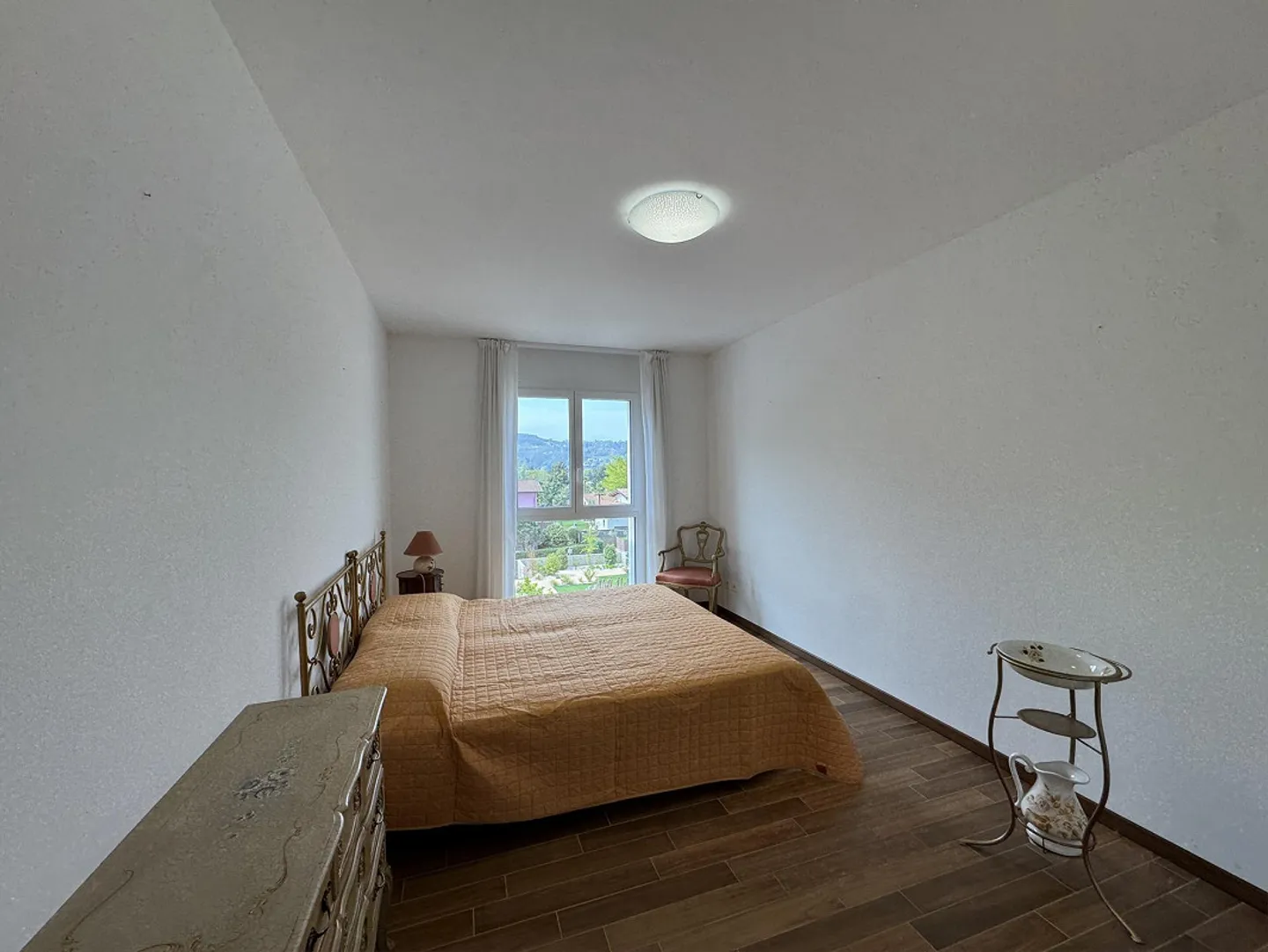 Appartement lumineux au dernier étage avec deux terrasses, vue dégagée et double parking, dans un quartier calme à quelques pas du lac - Photo 9 sur 28