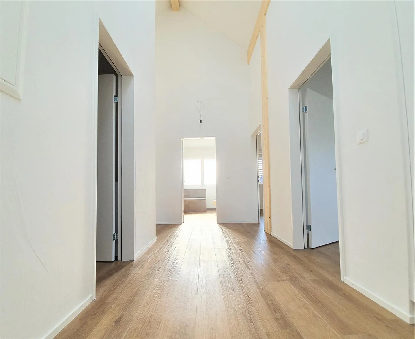 1 Mese di Affitto Gratuito! Esclusivo Appartamento Mansardato di 3.5 Stanze con Atmosfera Loft - Foto 6 di 8