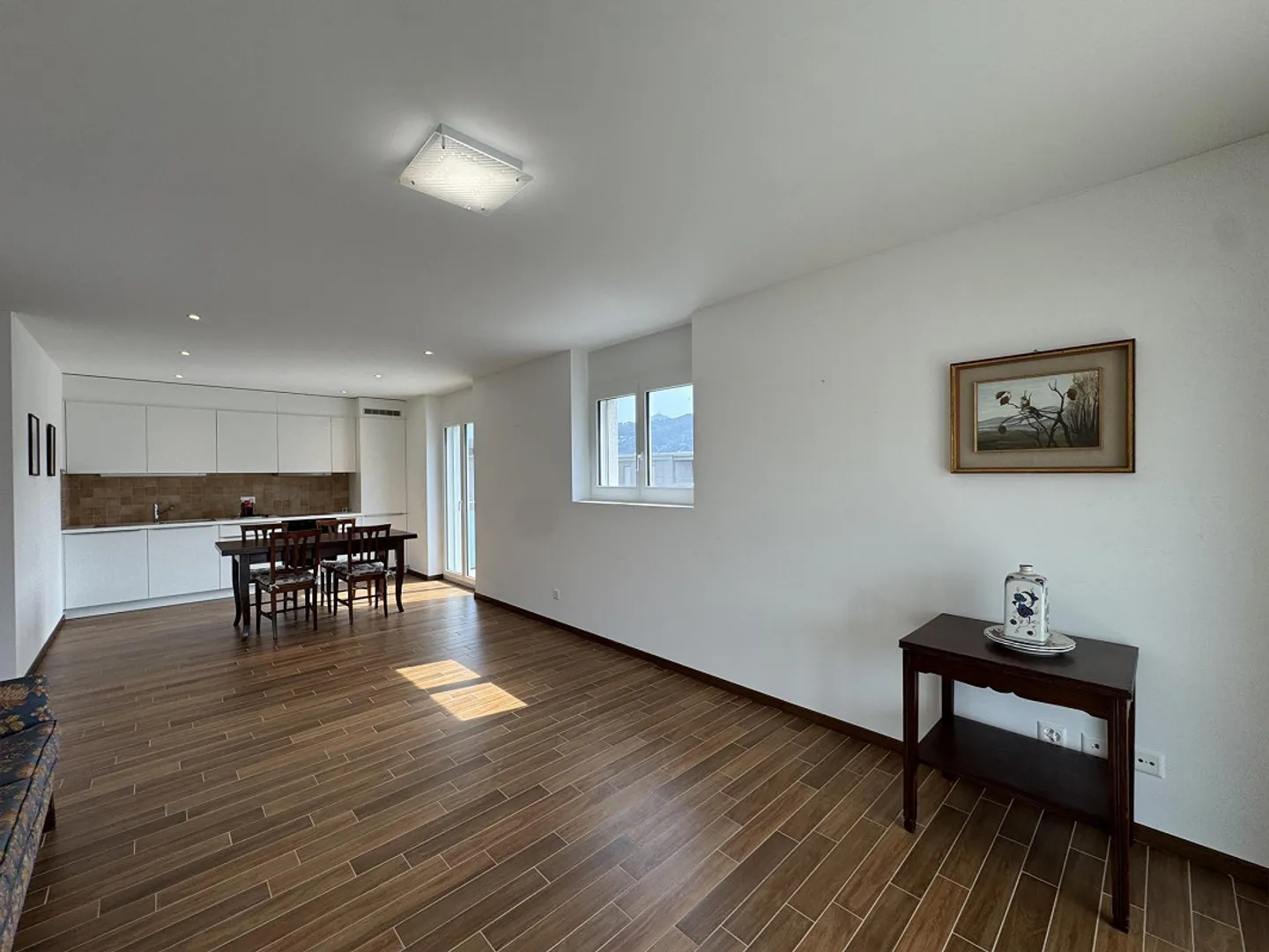 Appartement lumineux au dernier étage avec deux terrasses, vue dégagée et double parking, dans un quartier calme à quelques pas du lac - Photo 18 sur 28