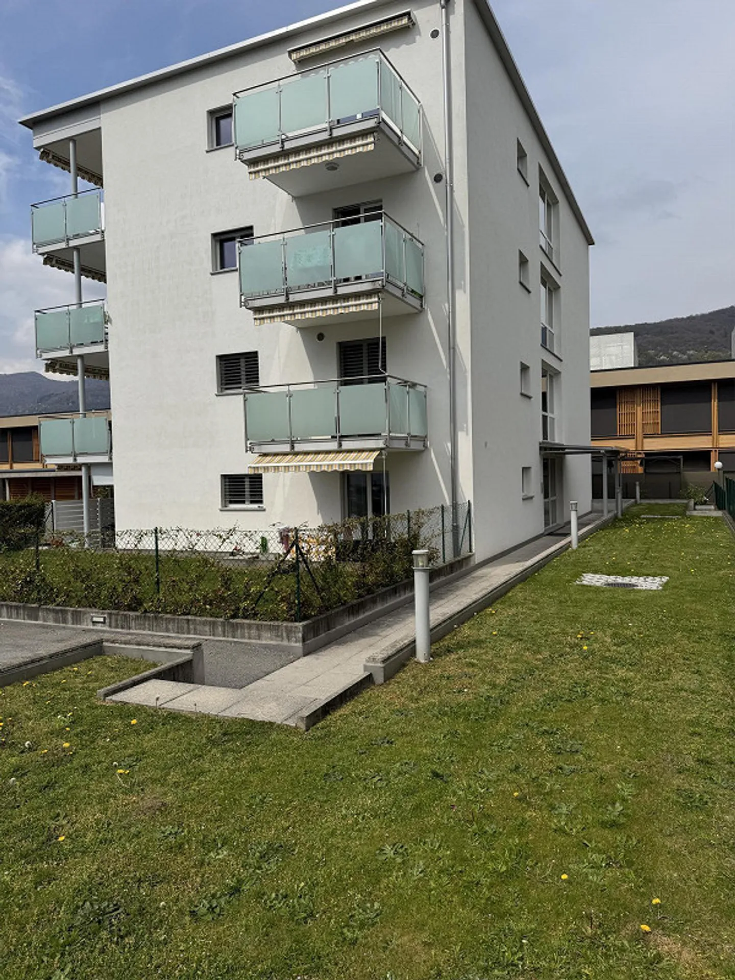 Appartement lumineux au dernier étage avec deux terrasses, vue dégagée et double parking, dans un quartier calme à quelques pas du lac - Photo 27 sur 28