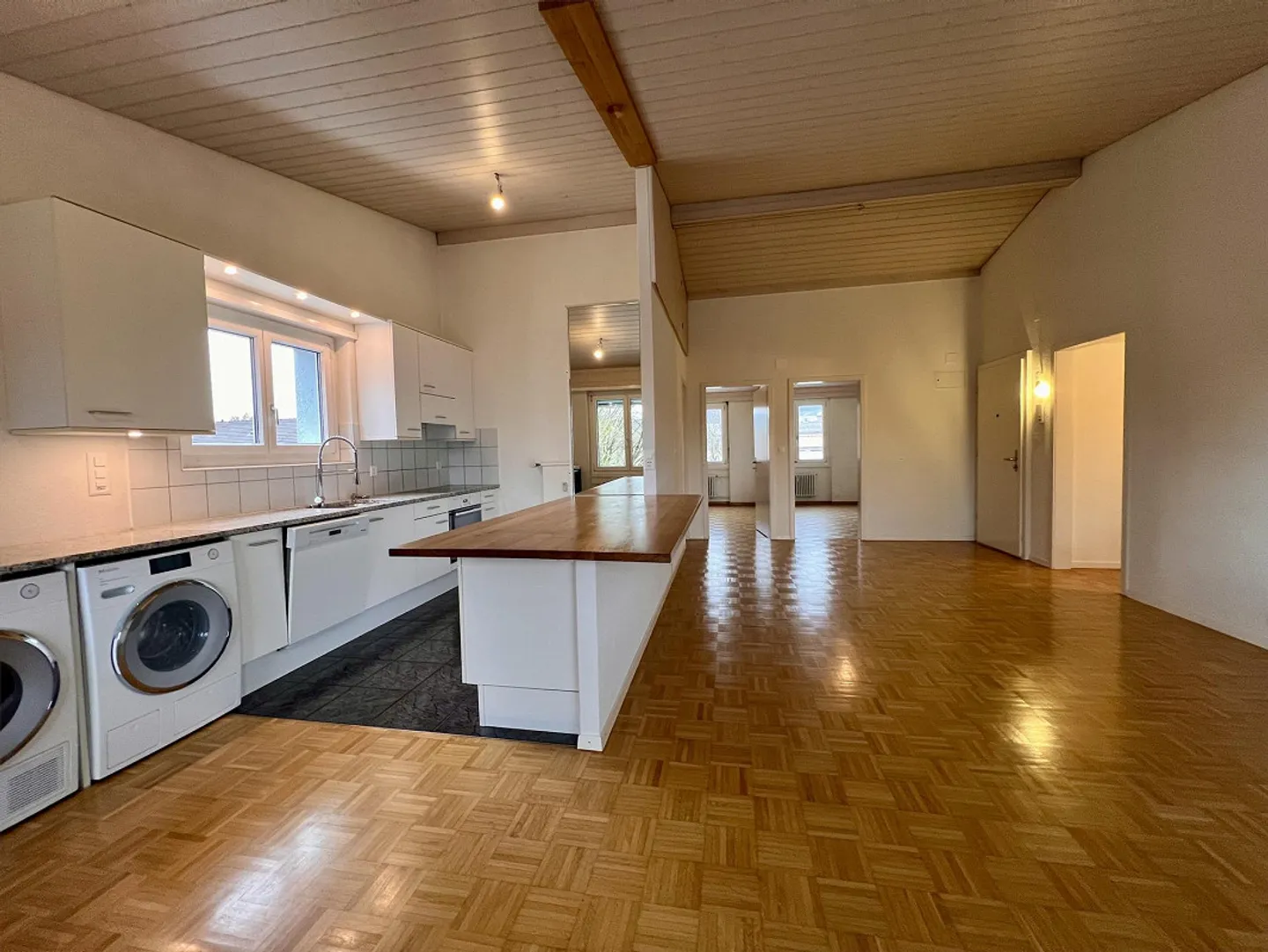 Appartamento attico da sogno di 4,5 locali in posizione centrale a Ostermundigen - Foto 1 di 13