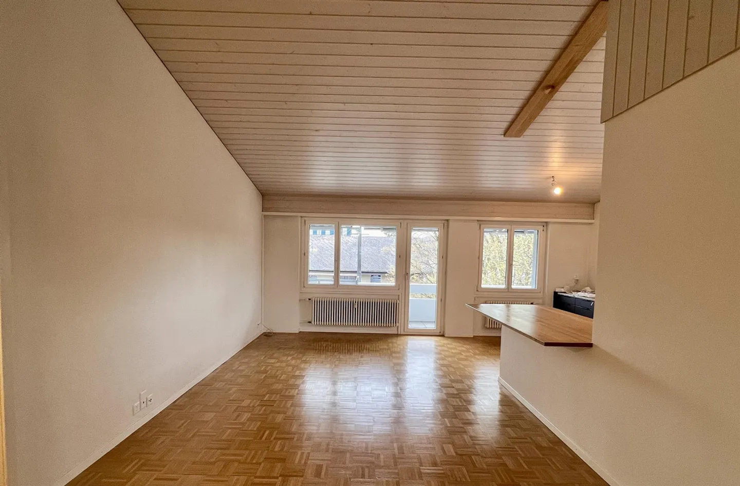 Appartamento attico da sogno di 4,5 locali in posizione centrale a Ostermundigen - Foto 2 di 13