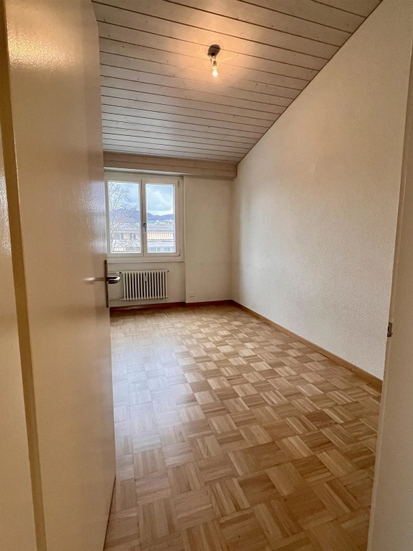 Appartamento attico da sogno di 4,5 locali in posizione centrale a Ostermundigen - Foto 4 di 13