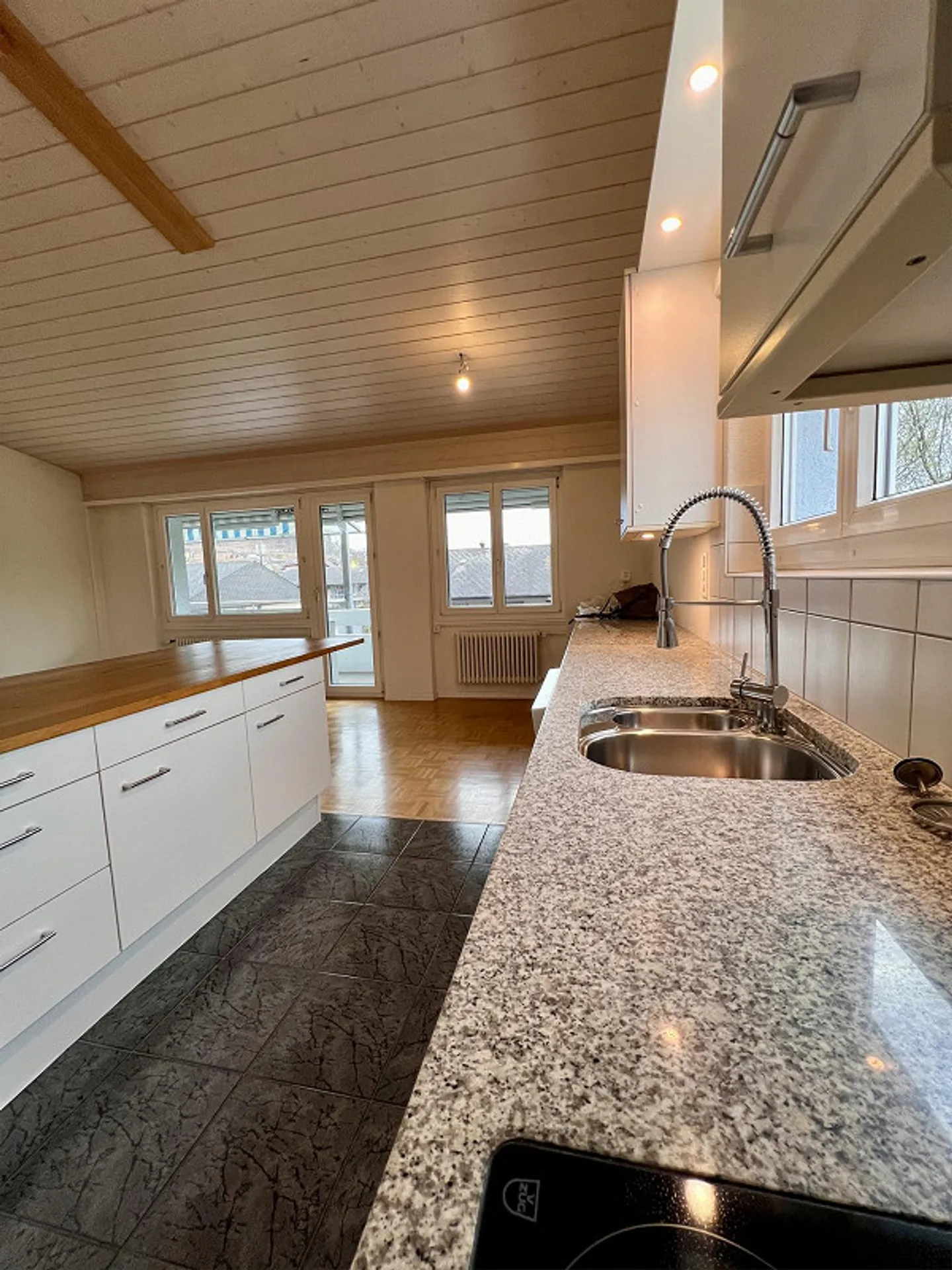 Appartamento attico da sogno di 4,5 locali in posizione centrale a Ostermundigen - Foto 3 di 13