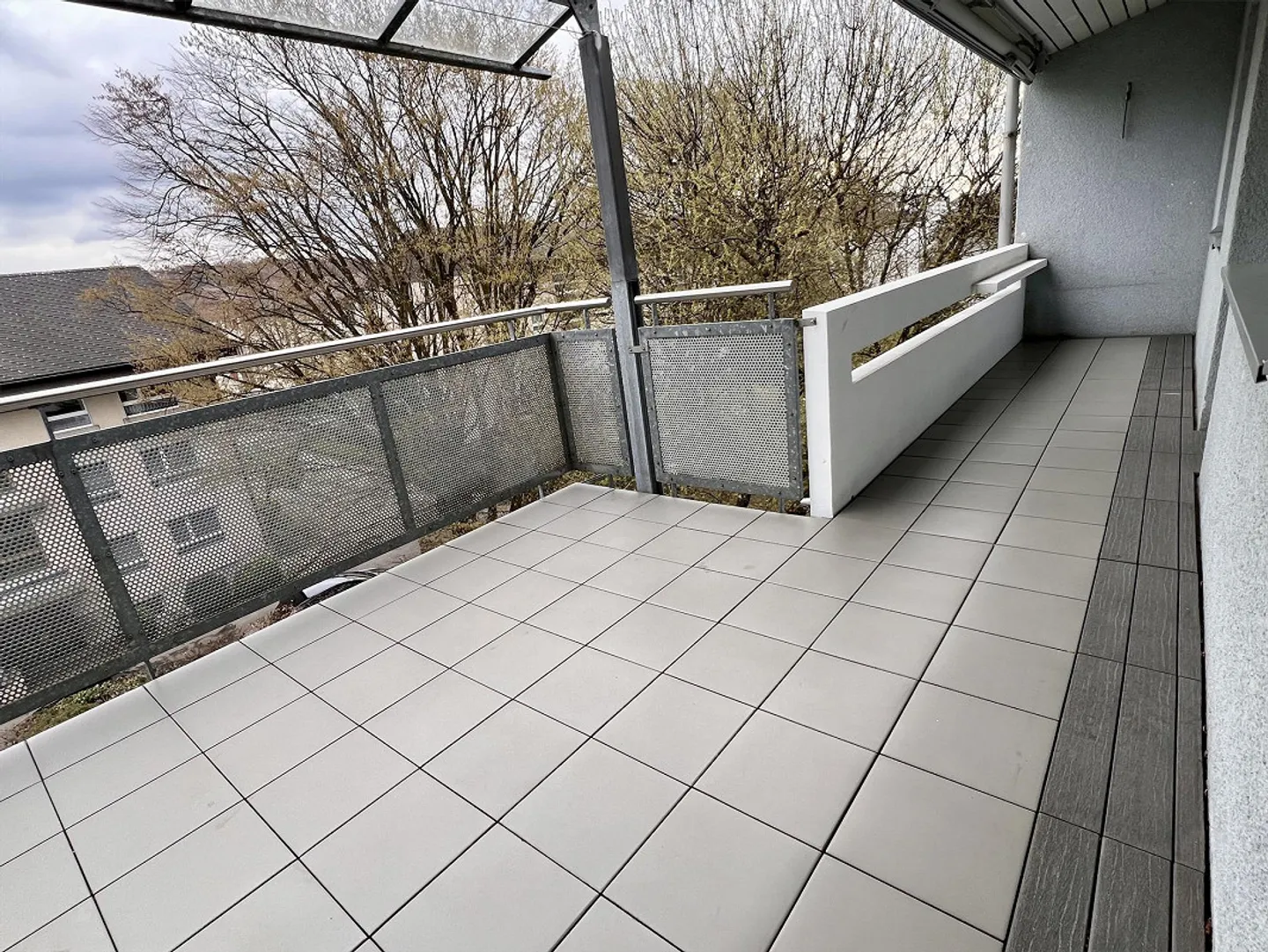 Appartamento attico da sogno di 4,5 locali in posizione centrale a Ostermundigen - Foto 7 di 13