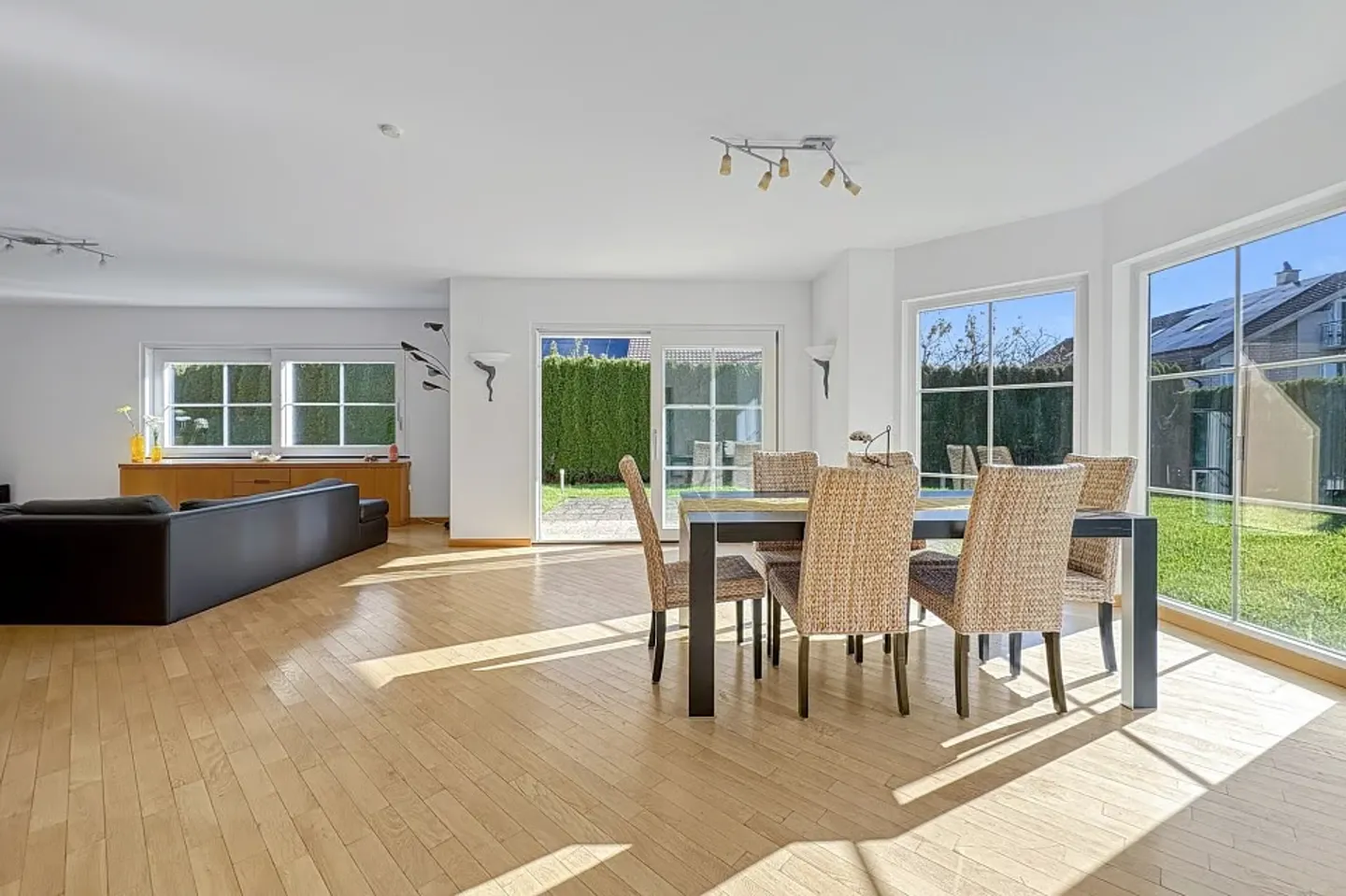 Casa unifamiliare con stile e privacy - Foto 3 di 13