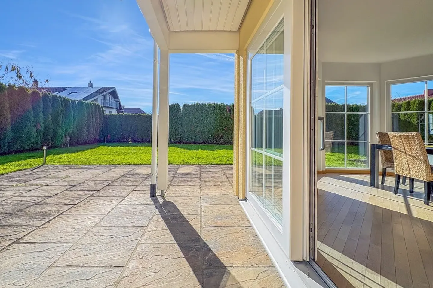 Casa unifamiliare con stile e privacy - Foto 4 di 13