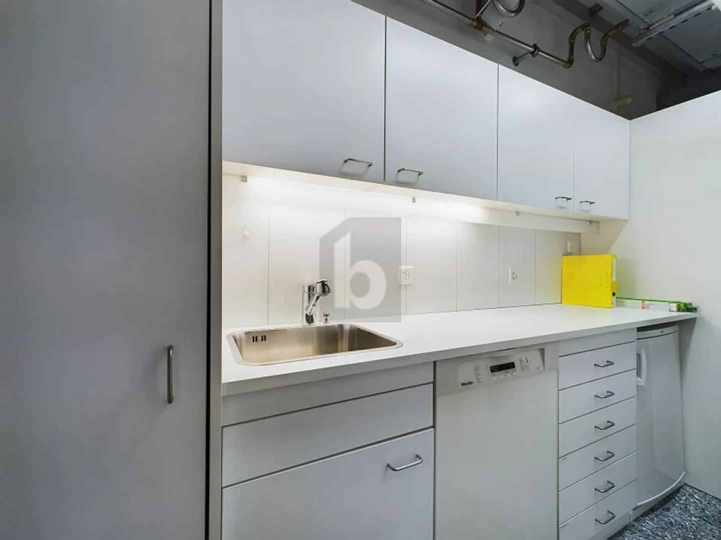 SPACIOUS IN AN IDEAL LOCATION - Photo 4 of 5