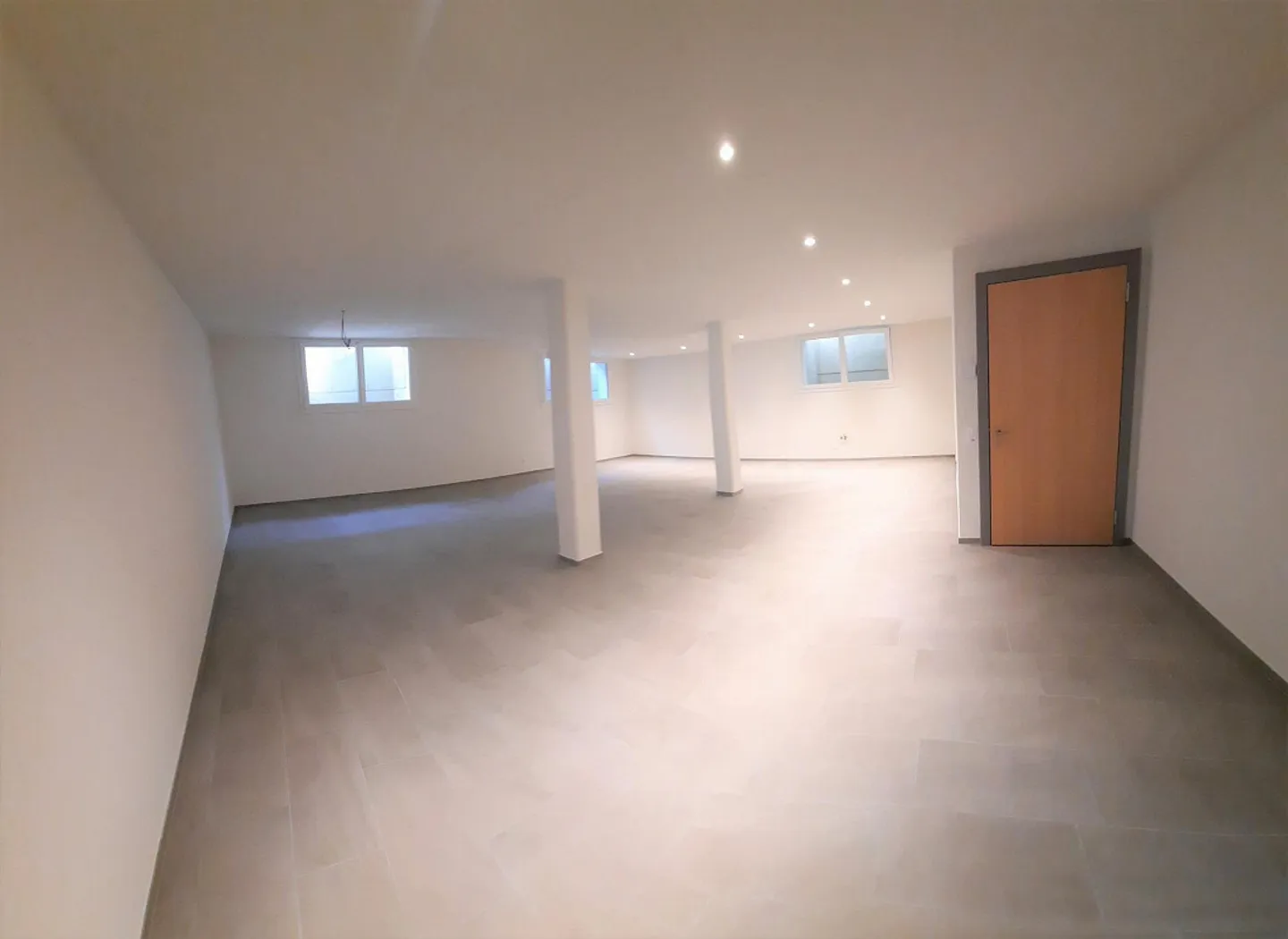 Lostallo, ufficio con servizio privato con doccia - Foto 2 di 5