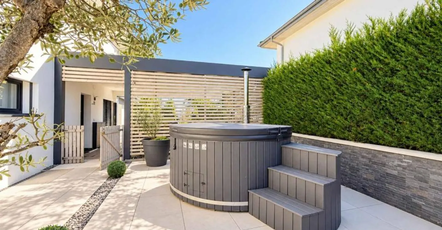 Cuarny · Familienvilla von 2019, Garten, Pergola und Kino im Keller - Foto 1 von 11