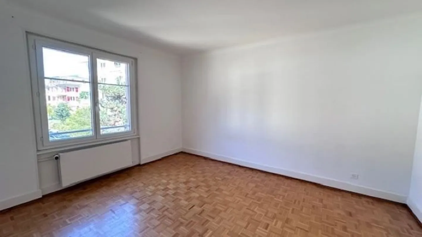 Large 2-Room Apartment in the Cour District - Photo 2 of 6