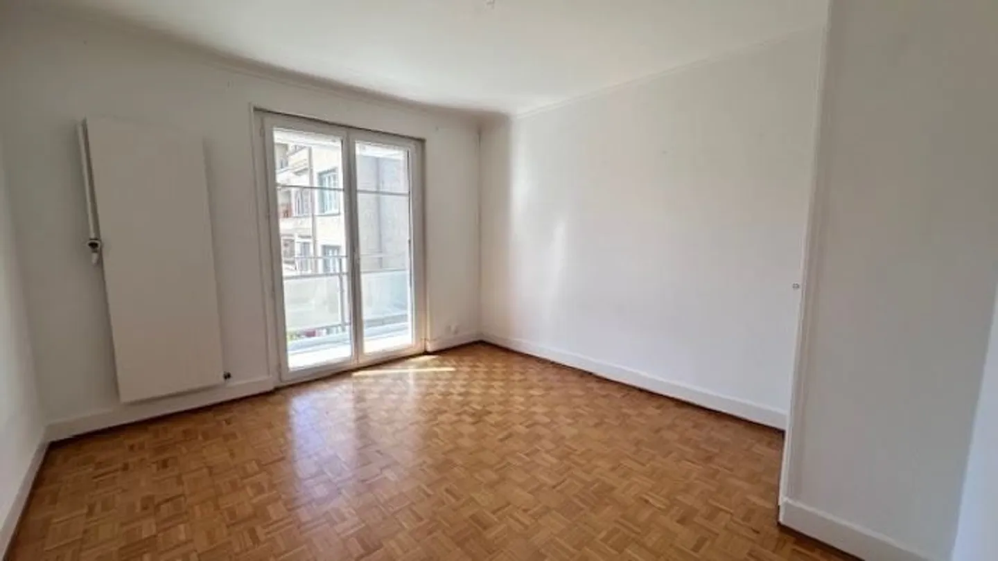 Large 2-Room Apartment in the Cour District - Photo 3 of 6