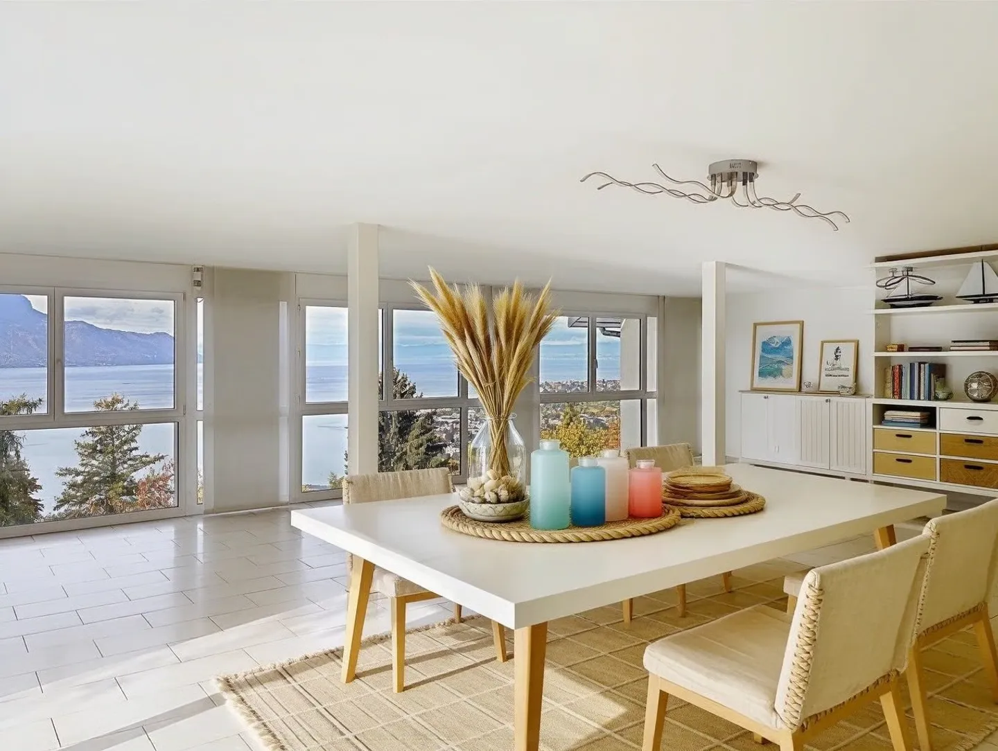 Magnificent 4.5-room apartment with panoramic views in Chernex - Photo 3 of 24