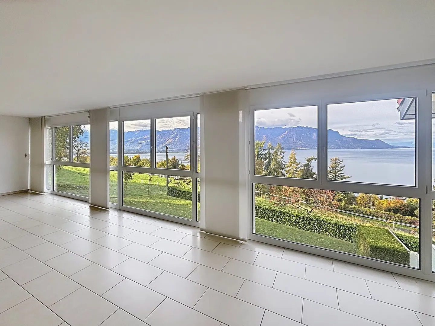Magnificent 4.5-room apartment with panoramic views in Chernex - Photo 4 of 24