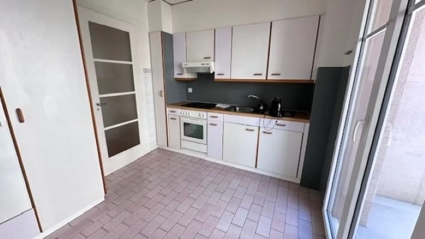Large 2-Room Apartment in the Cour District - Photo 4 of 6