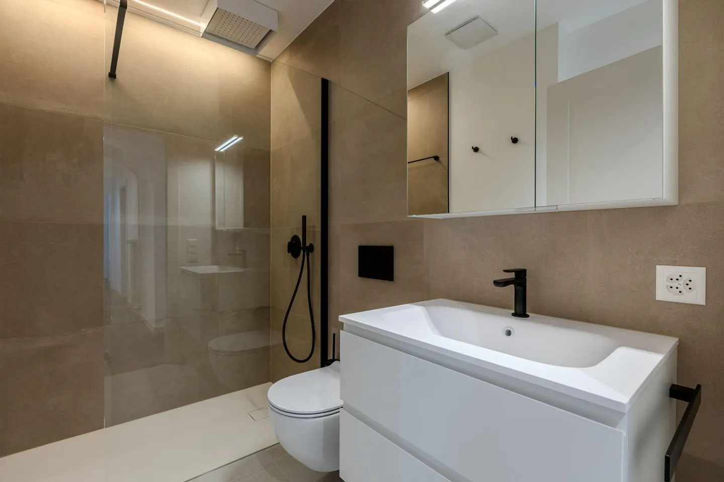 STUPENDO 4.5 LOCALI CON AMPIA TERRAZZA COPERTA A MAGADINO - Foto 7 di 9