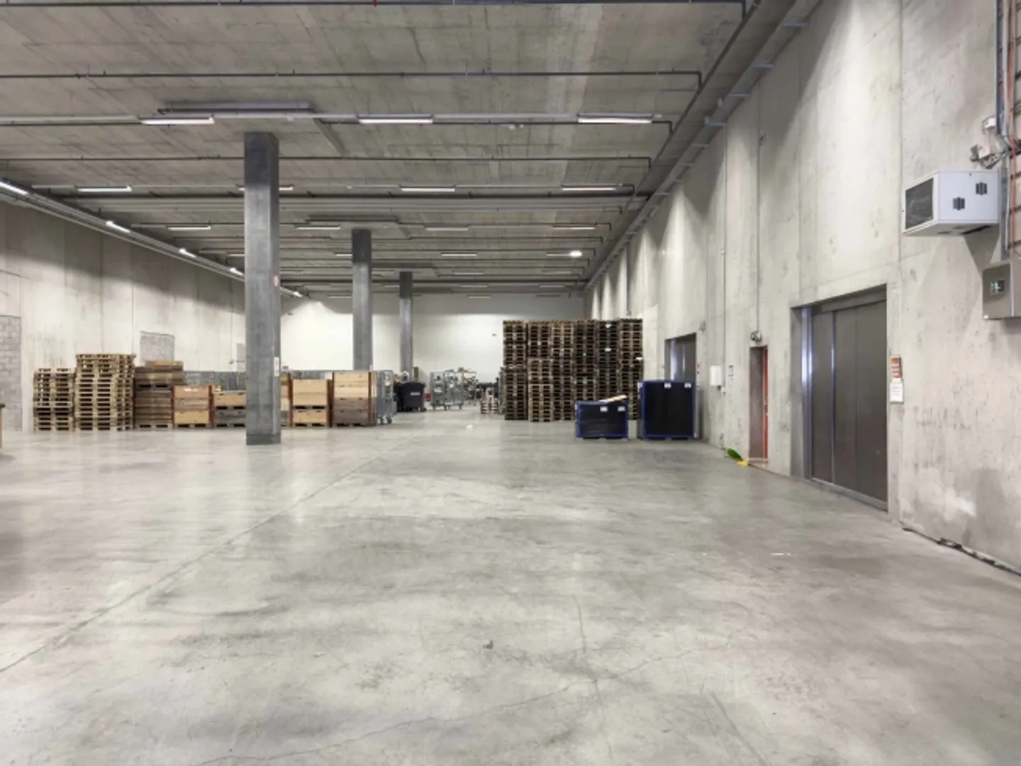 Magnificent logistics depot of 2,157m² with unloading ramps - Photo 3 of 12