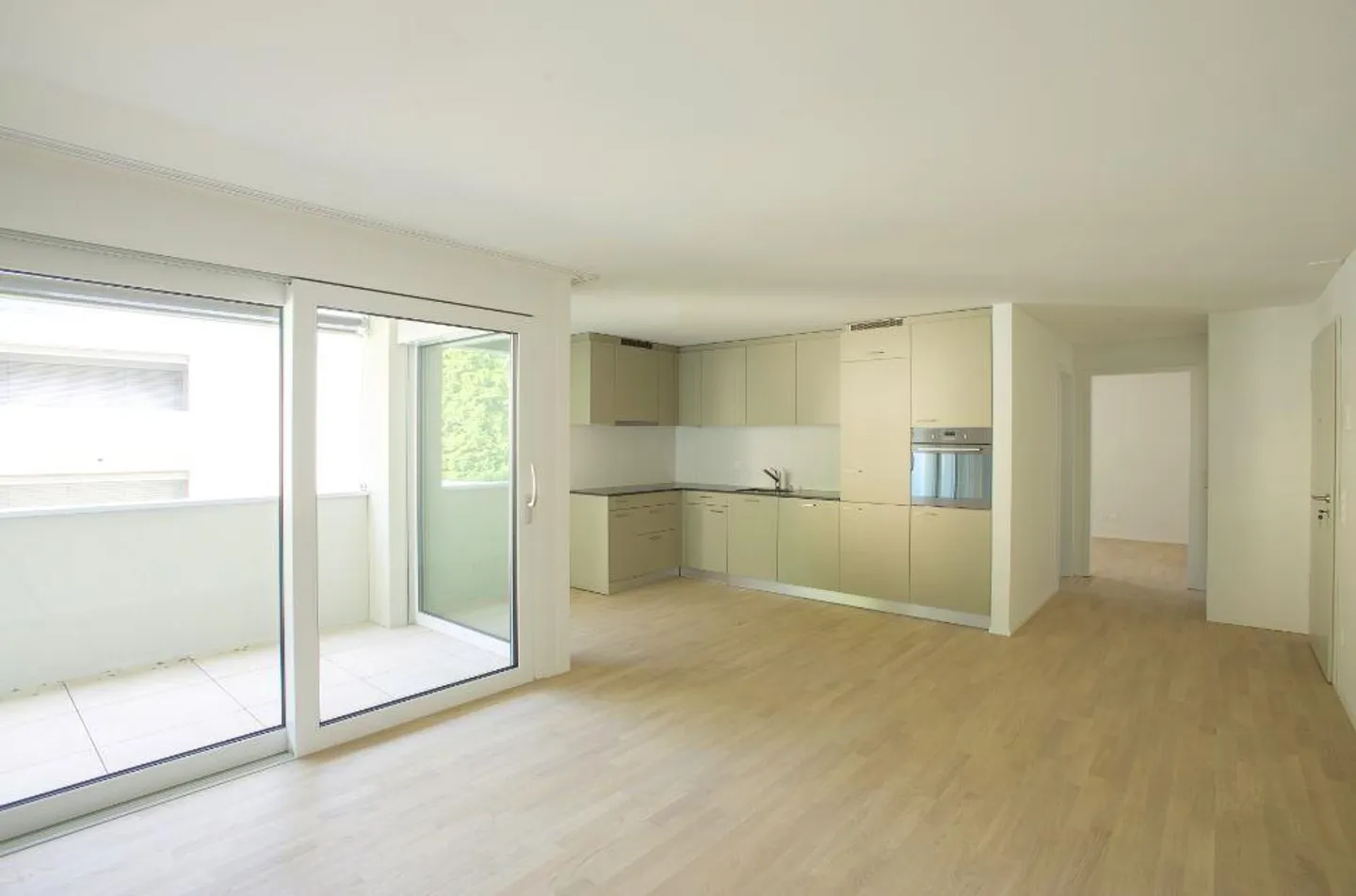 Appartamento moderno con balcone - Foto 4 di 8