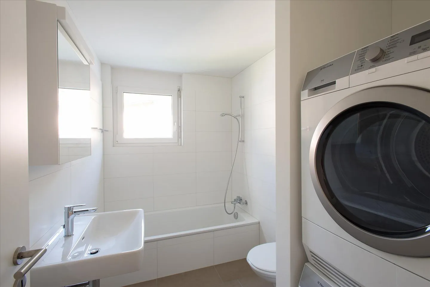 Appartamento moderno con balcone - Foto 5 di 8