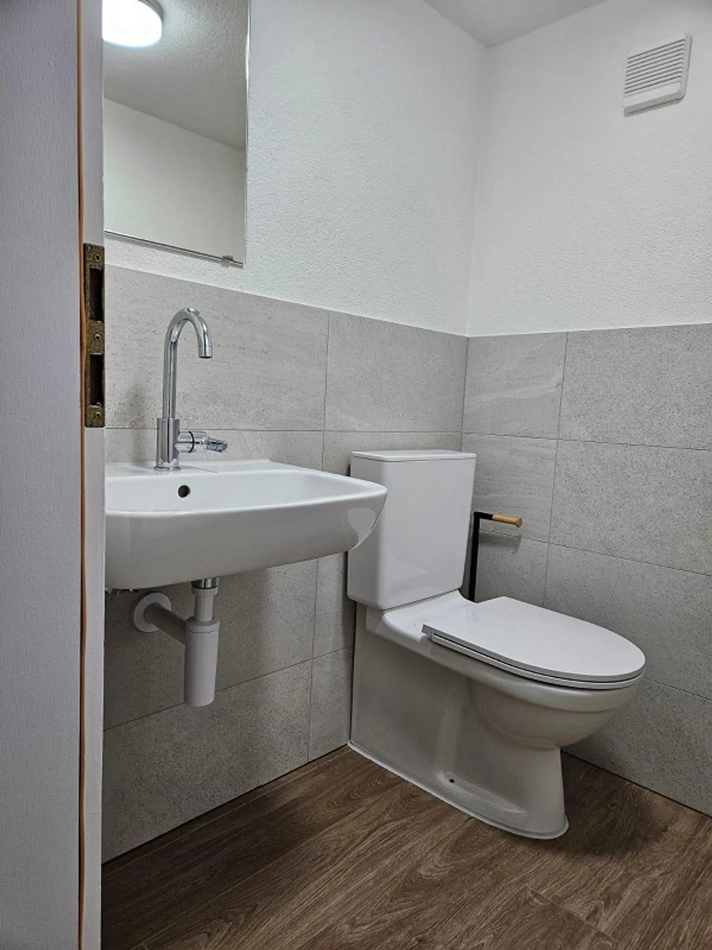 Commercial space with separate entrance - Photo 2 of 3