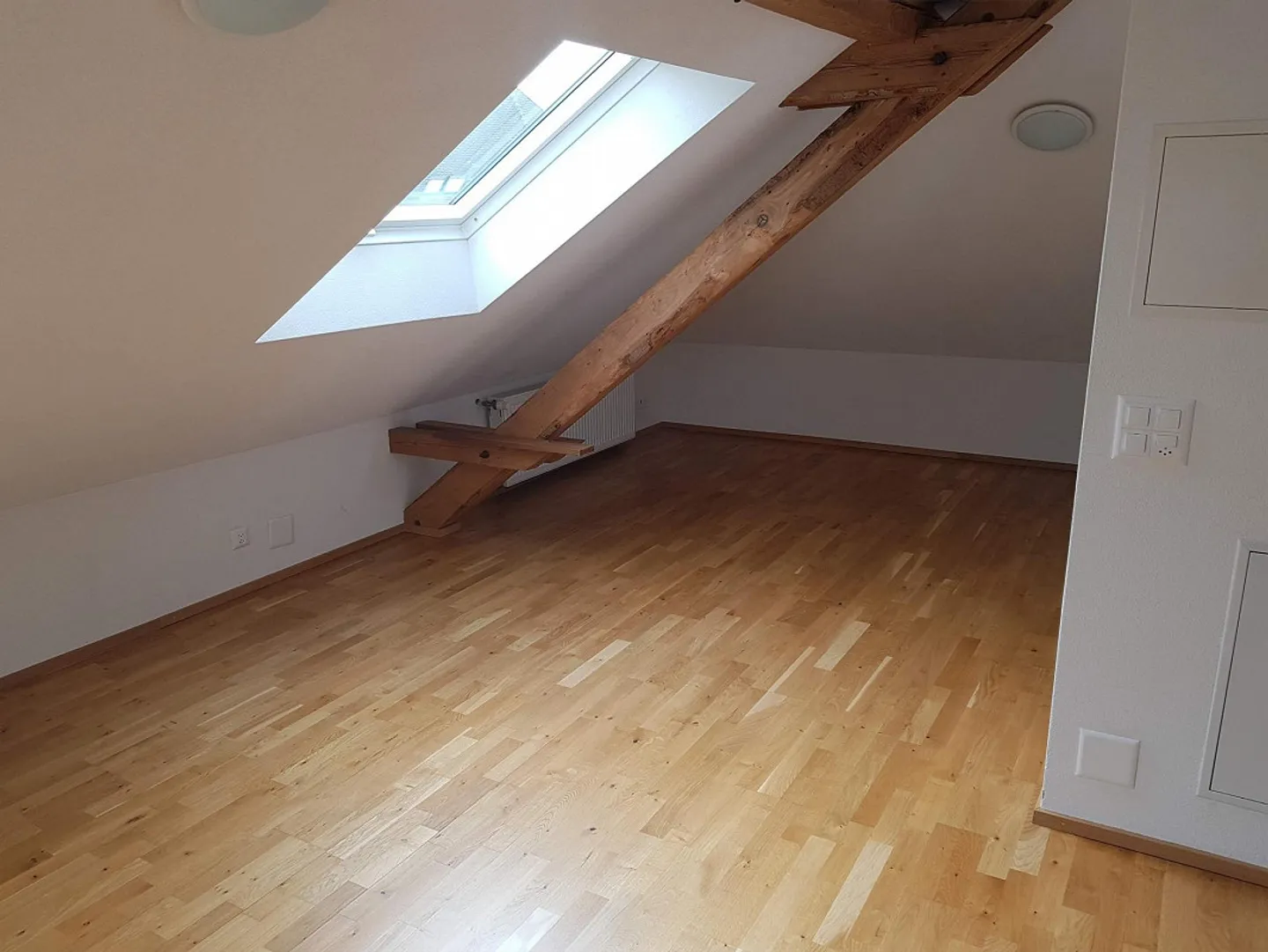 Sunny 2.5 room attic apartment with balcony - Photo 6 of 8