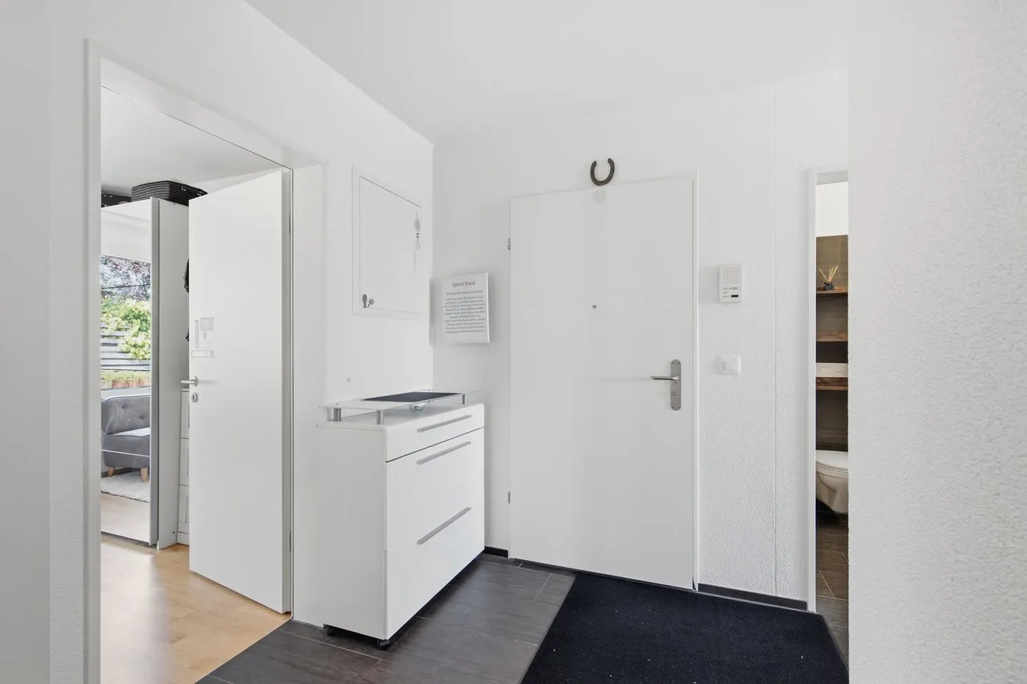 Moderno appartamento al piano terra di 4,5 stanze in un quartiere adatto alle famiglie - Foto 3 di 13