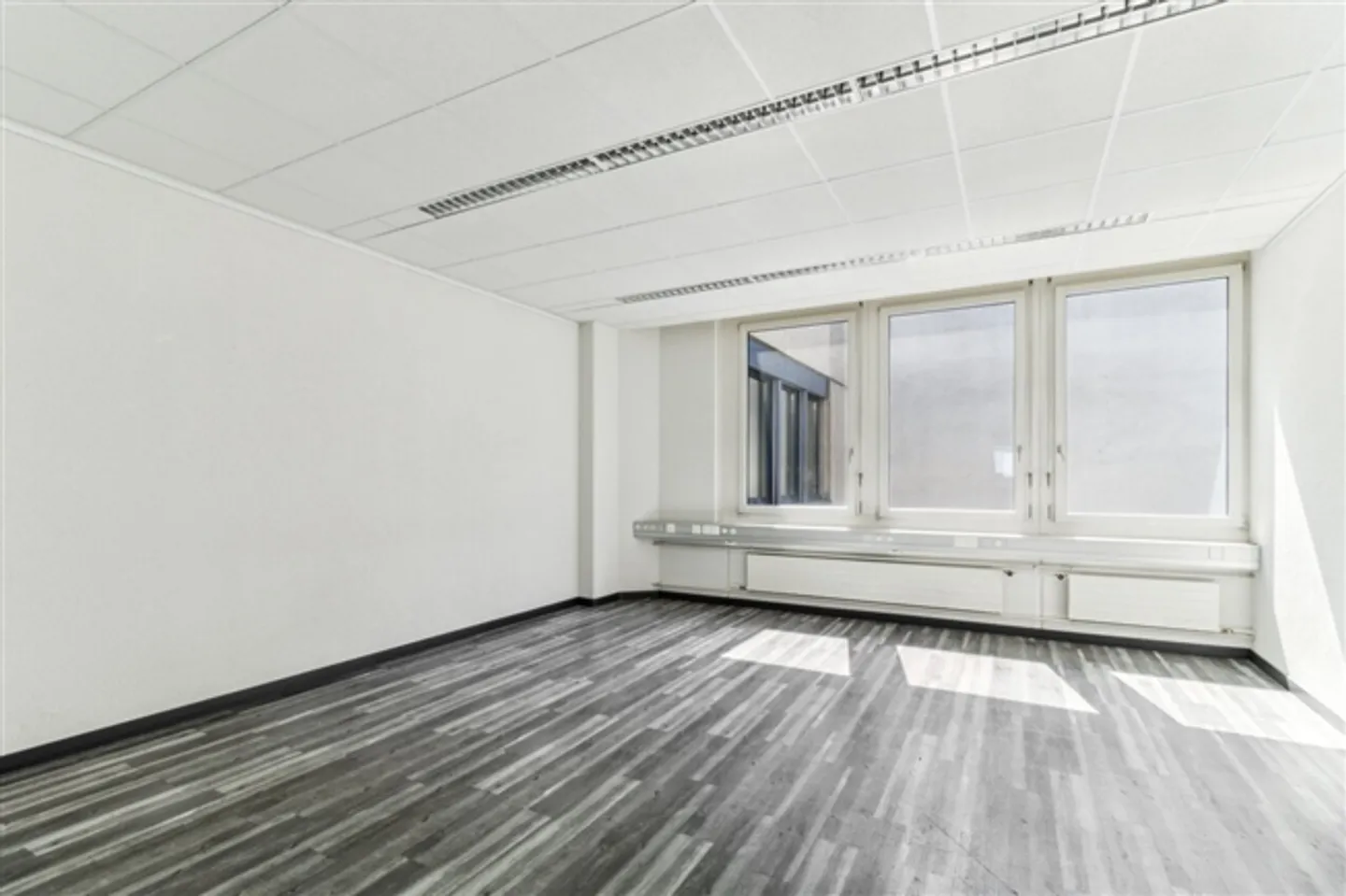 Votre nouvel espace professionnel au 5ème étage - aménagé et inondé de lumière ! - Photo 8 sur 12