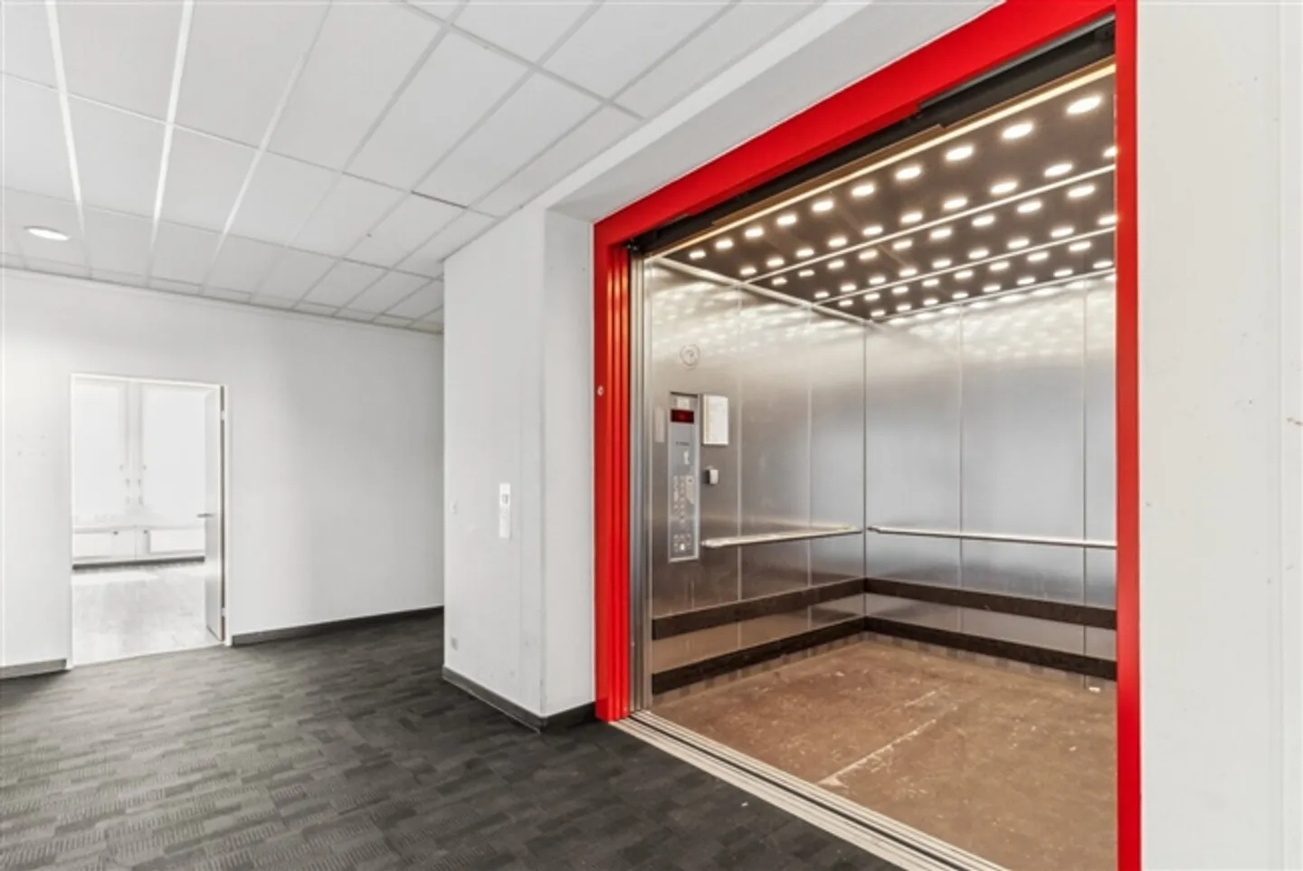 Votre nouvel espace professionnel au 5ème étage - aménagé et inondé de lumière ! - Photo 9 sur 12