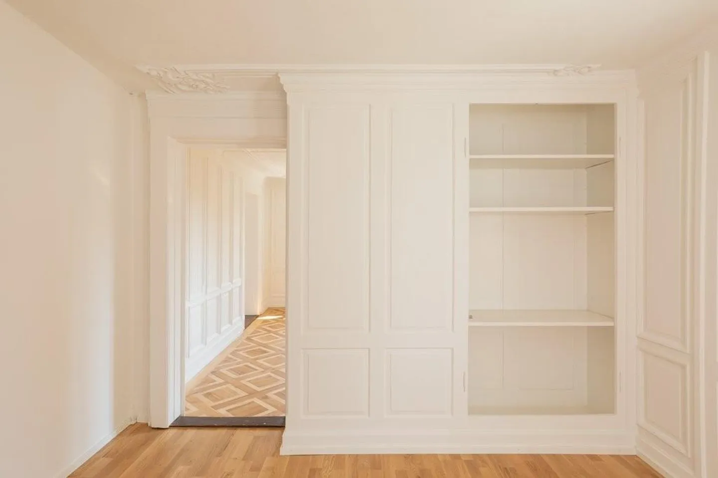 Stylish apartment with stucco - Photo 2 of 11