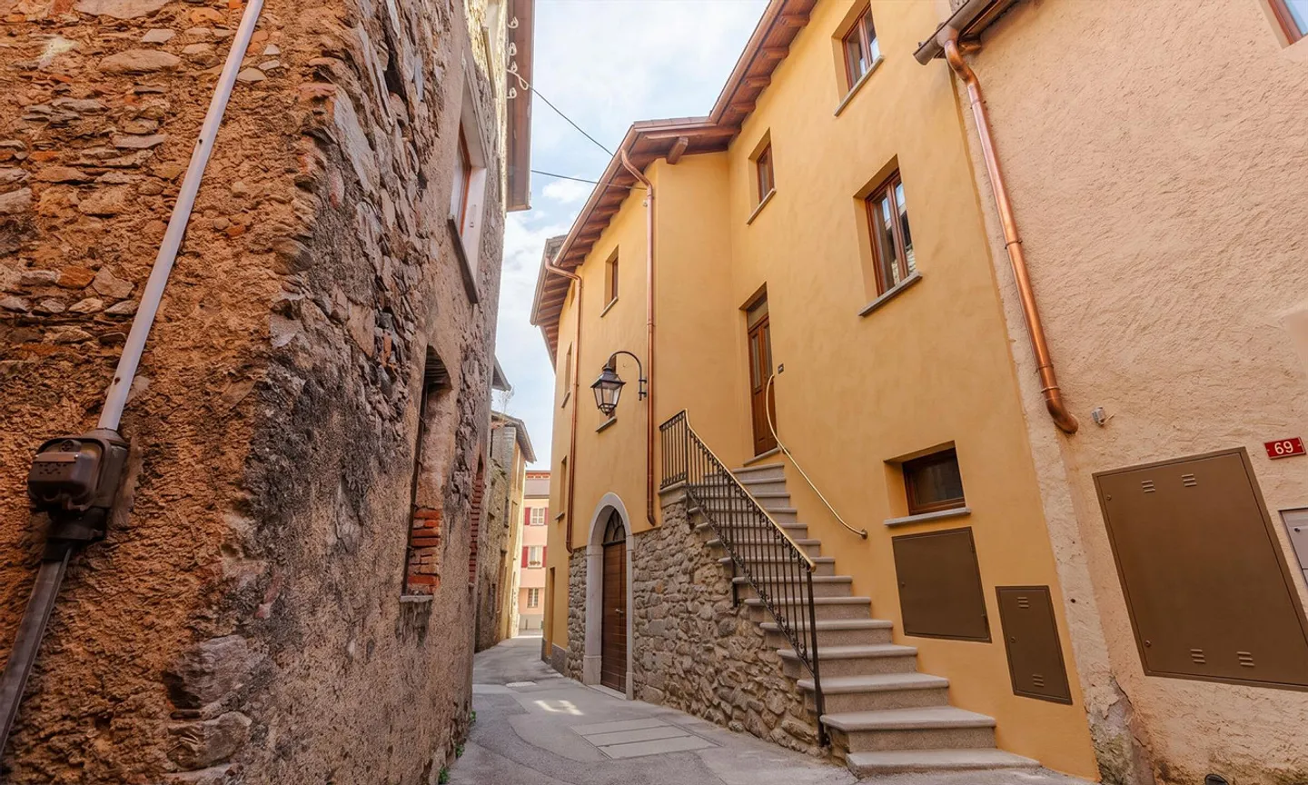 Casa da ristrutturare con terreno, terrazza e posti auto a Vaglio - Foto 8 di 9
