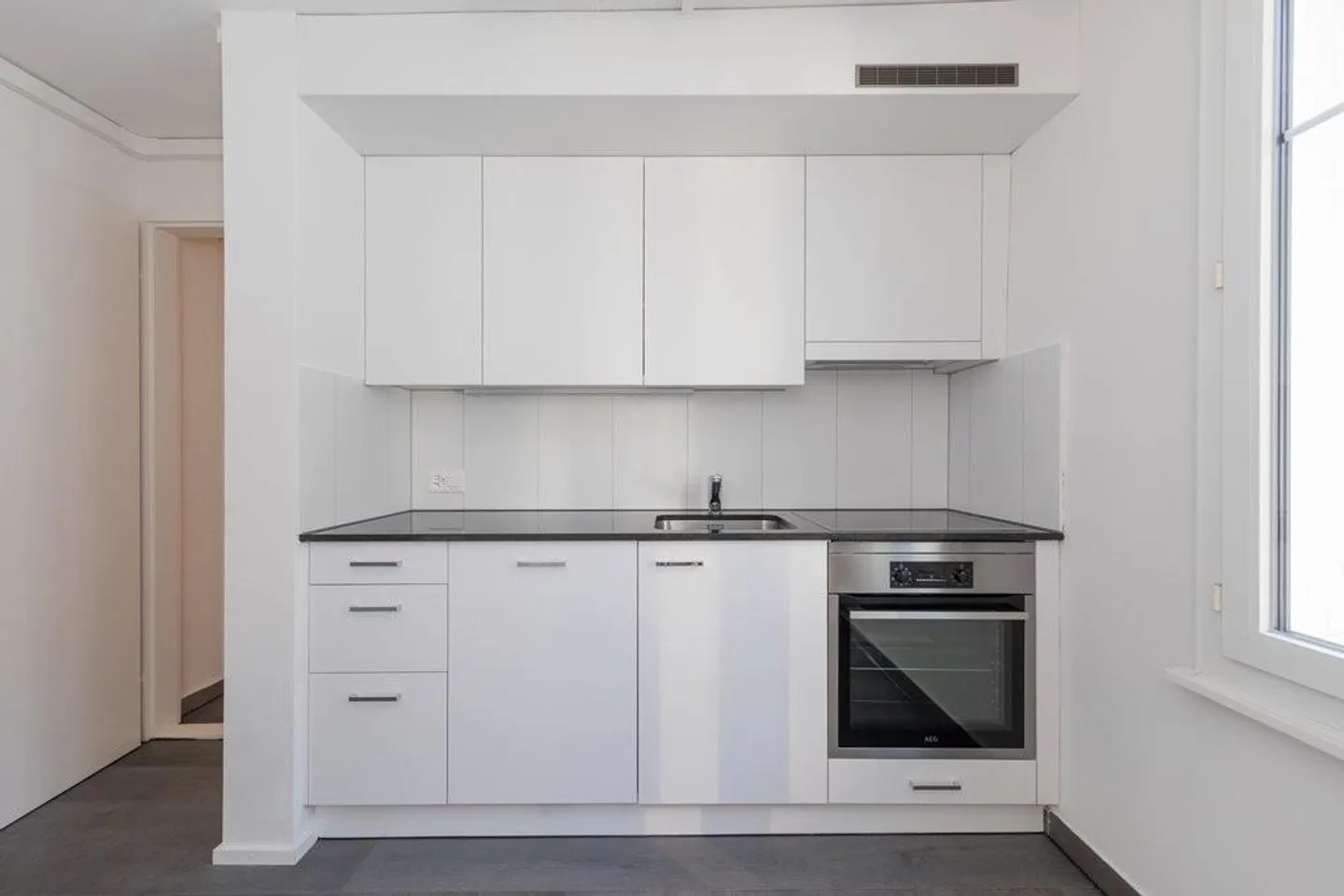 Stylish apartment with stucco - Photo 4 of 11