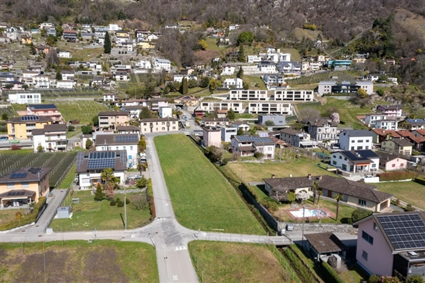 CUGNASCO-GERRA - Vendiamo un terreno di 1.912 m² con un progetto di 6 ville - Foto 1 di 9