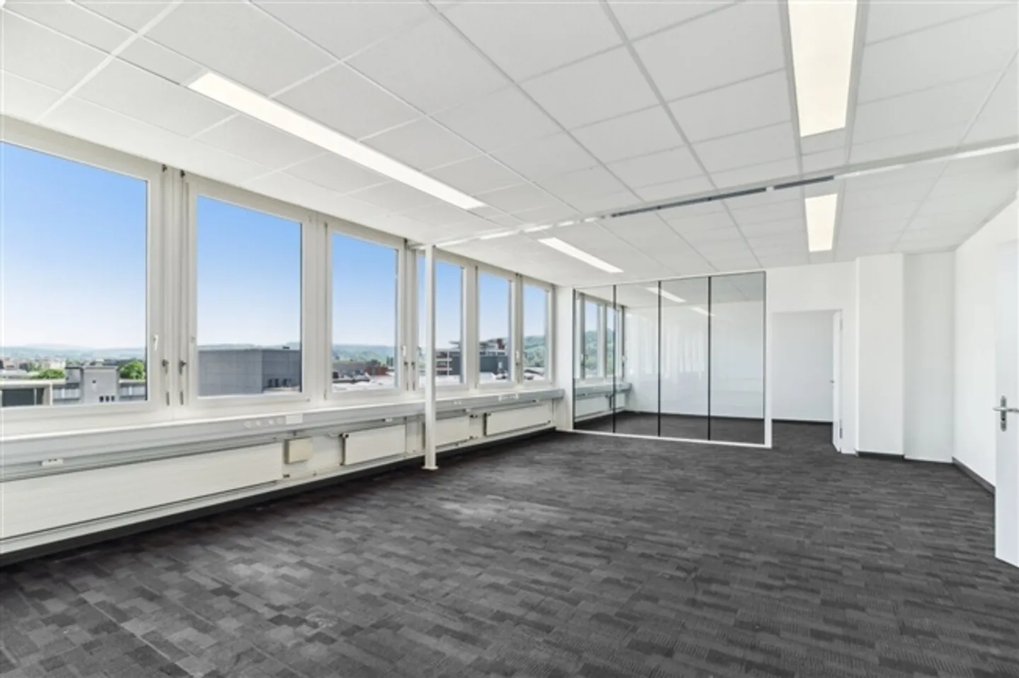 Votre nouvel espace professionnel au 5ème étage - aménagé et inondé de lumière ! - Photo 6 sur 12