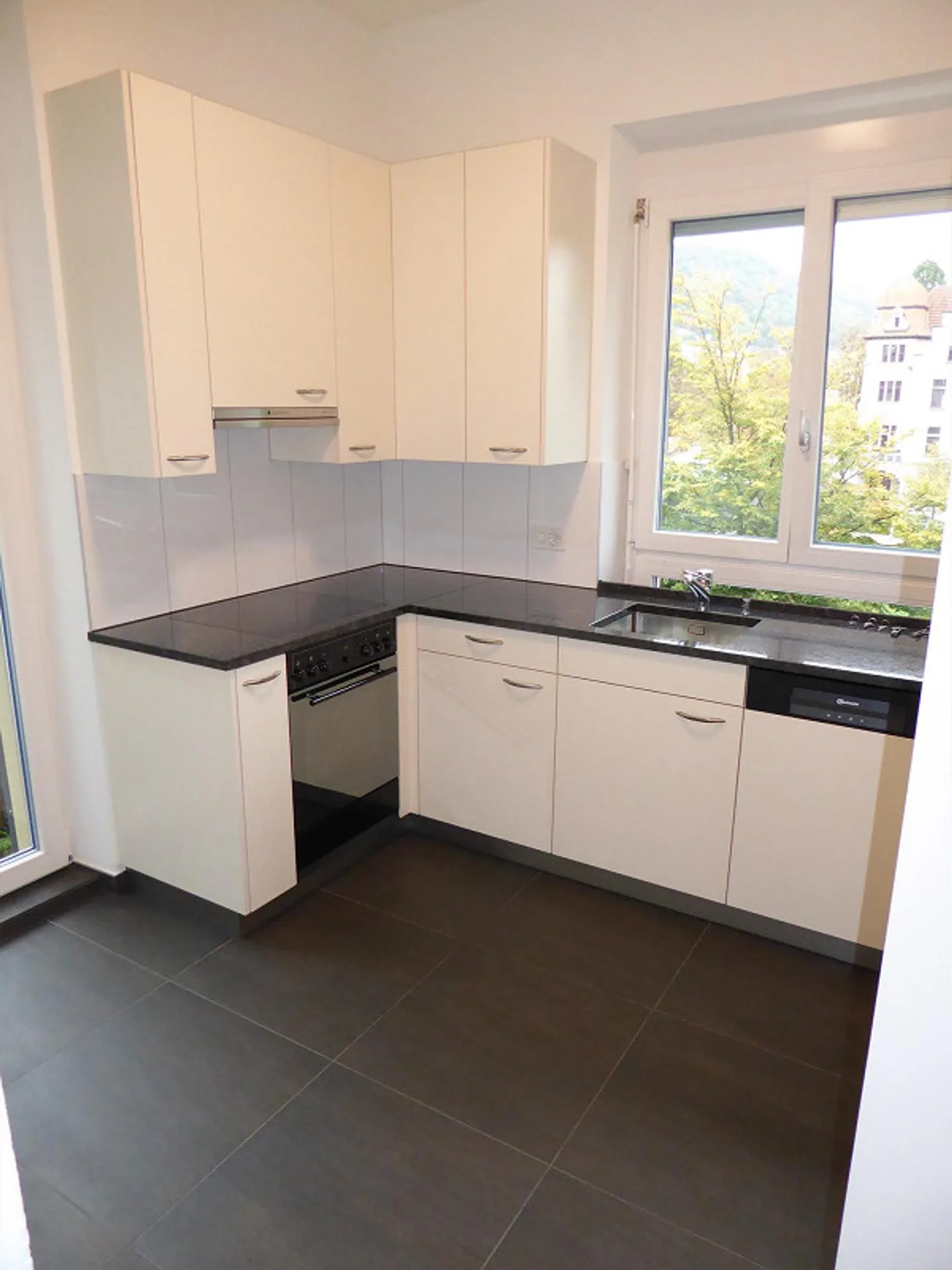 Central 4-room apartment seeks new tenant - Photo 3 of 5