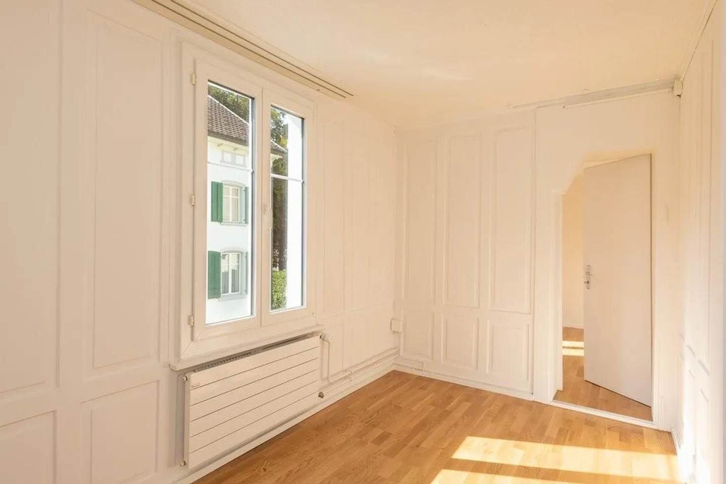 Stylish apartment with stucco - Photo 8 of 11