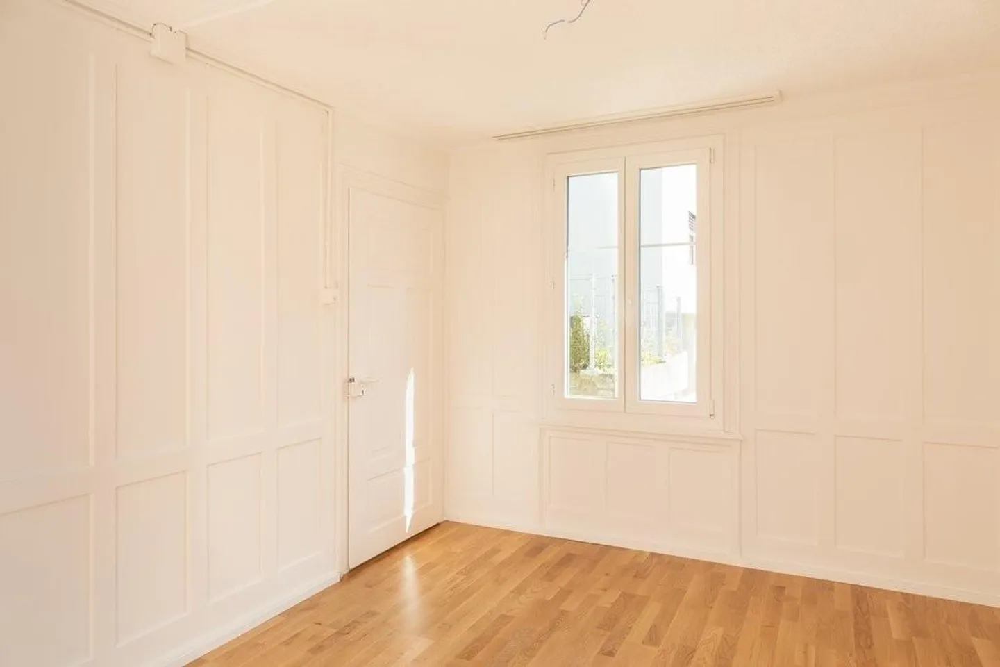 Stylish apartment with stucco - Photo 9 of 11