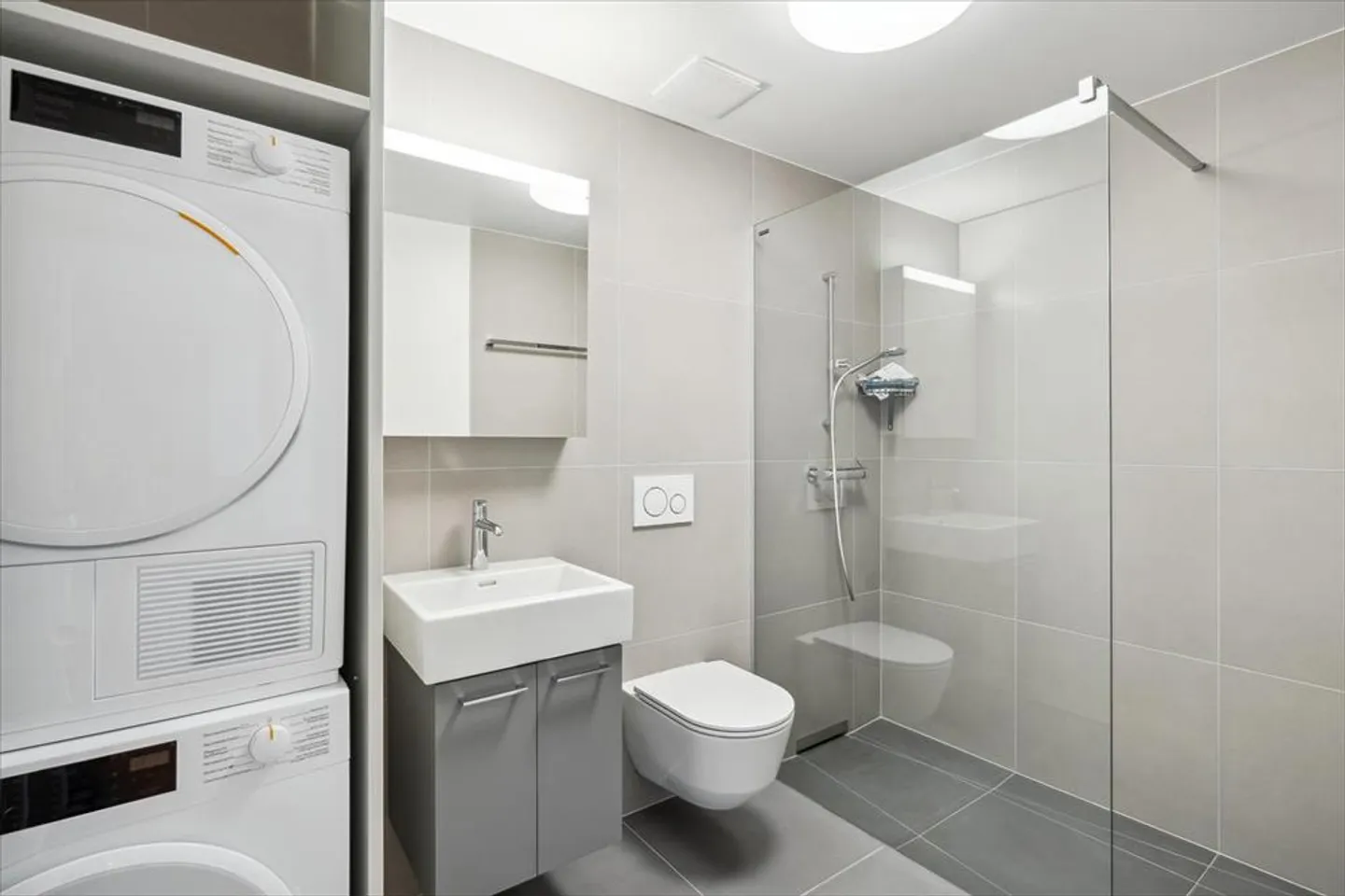 North-South crossing apartment renovated to new just steps from the city center - Photo 5 of 10