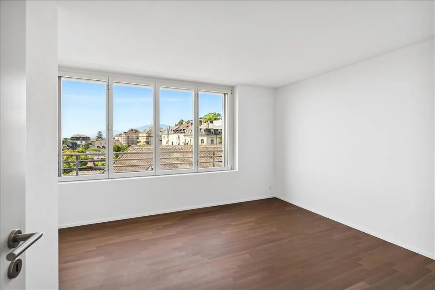 North-South crossing apartment renovated to new just steps from the city center - Photo 7 of 10