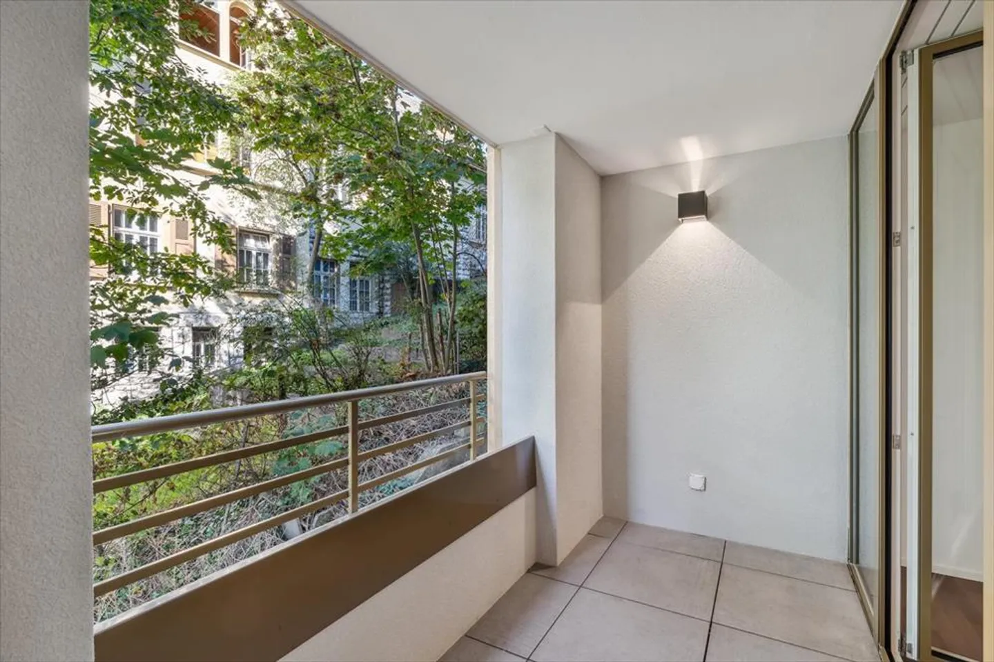 North-South crossing apartment renovated to new just steps from the city center - Photo 9 of 10