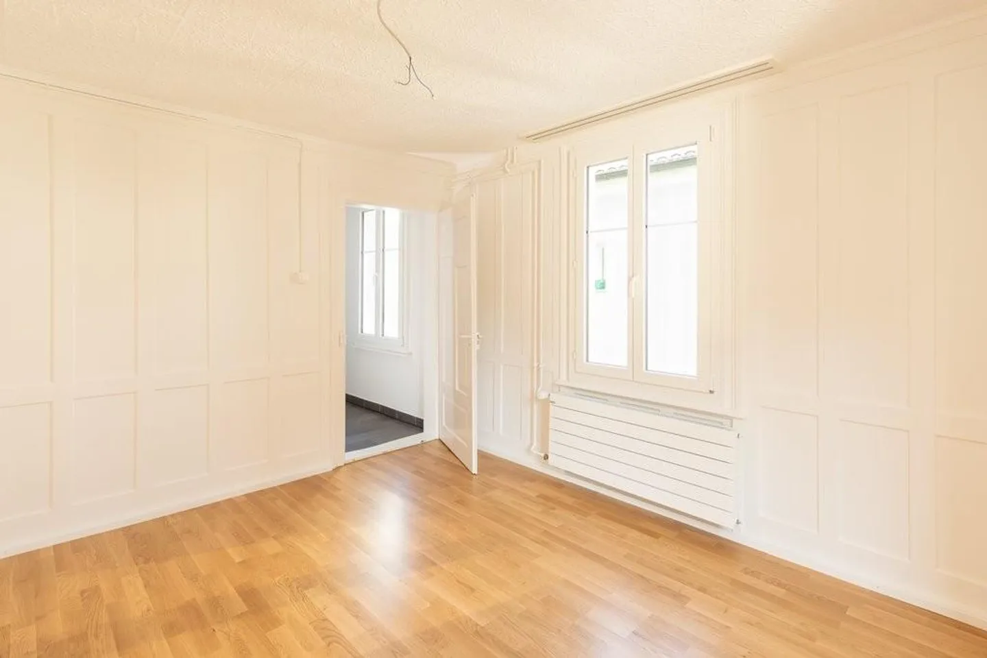 Stylish apartment with stucco - Photo 10 of 11