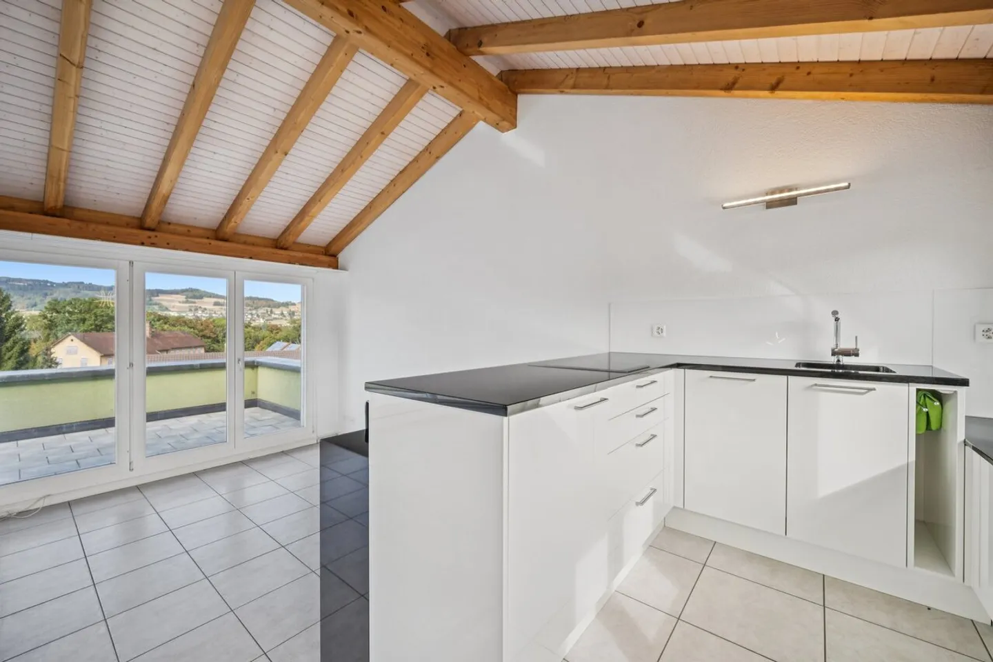 Spazioso appartamento mansardato su due livelli con una splendida terrazza - Foto 3 di 7