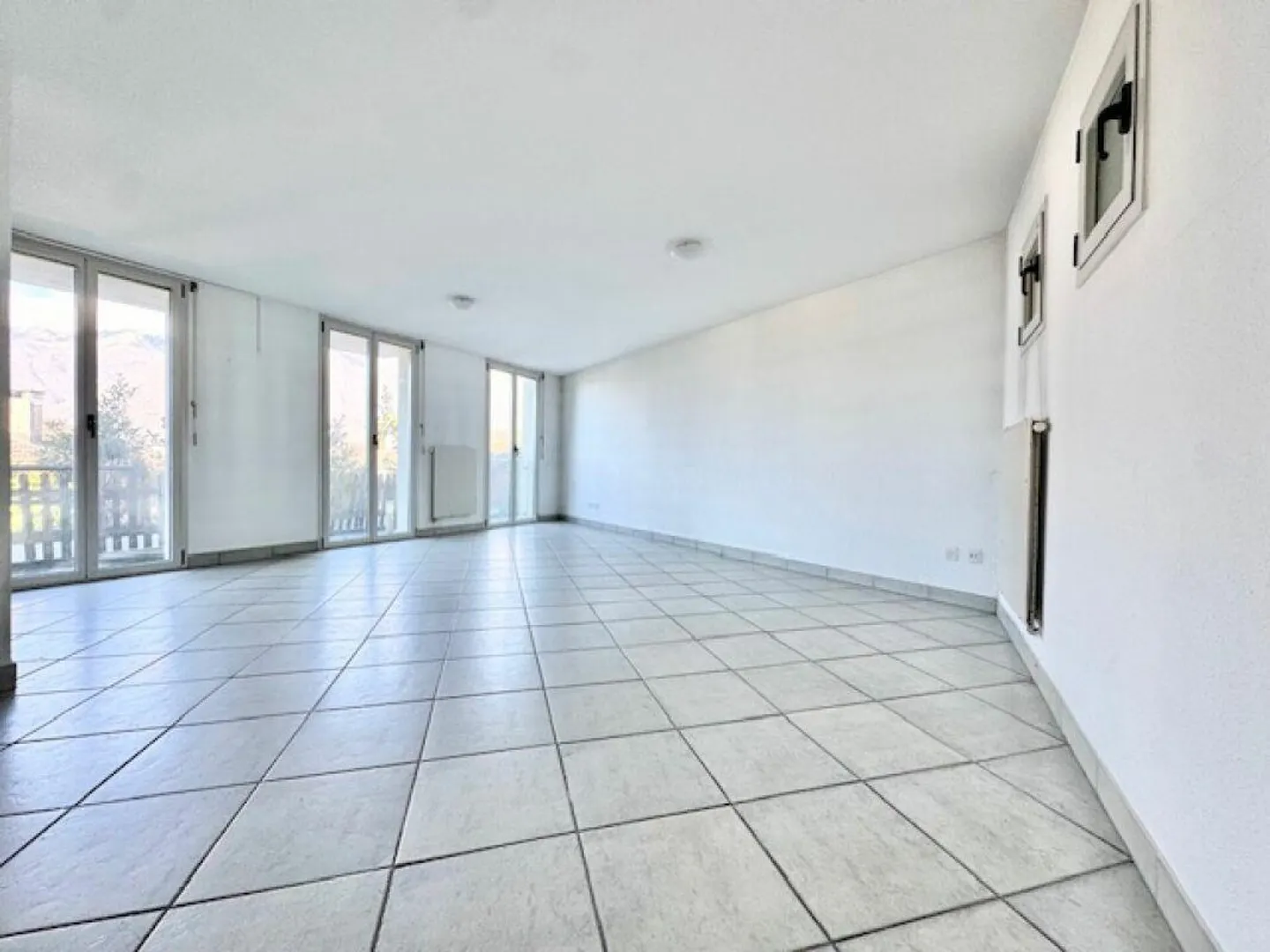 FOR SALE IN CADENAZZO - 2.5 ROOM APARTMENT ON THE GROUND FLOOR WITH BALCONY - Photo 2 of 13