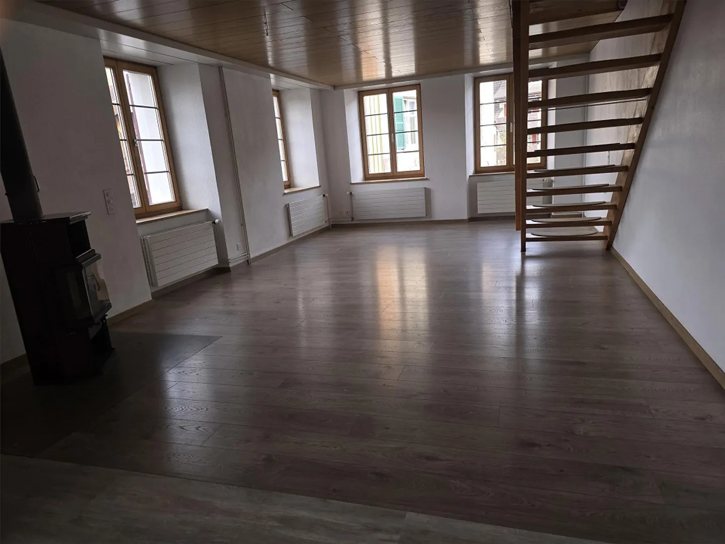 Maison de 4 1/2 pièces sur 3 étages, fraîchement rénovée - Photo 2 sur 8
