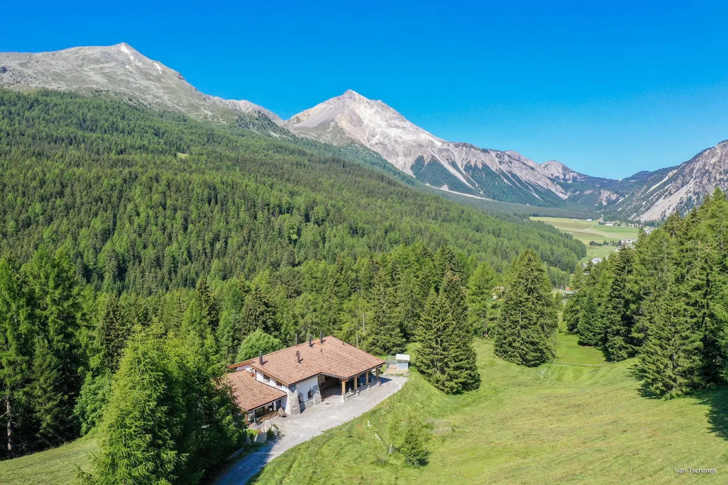 "Chasa al Battaporta, luxuriöses alpines Refugium der Extraklasse" - Photo 1 of 13