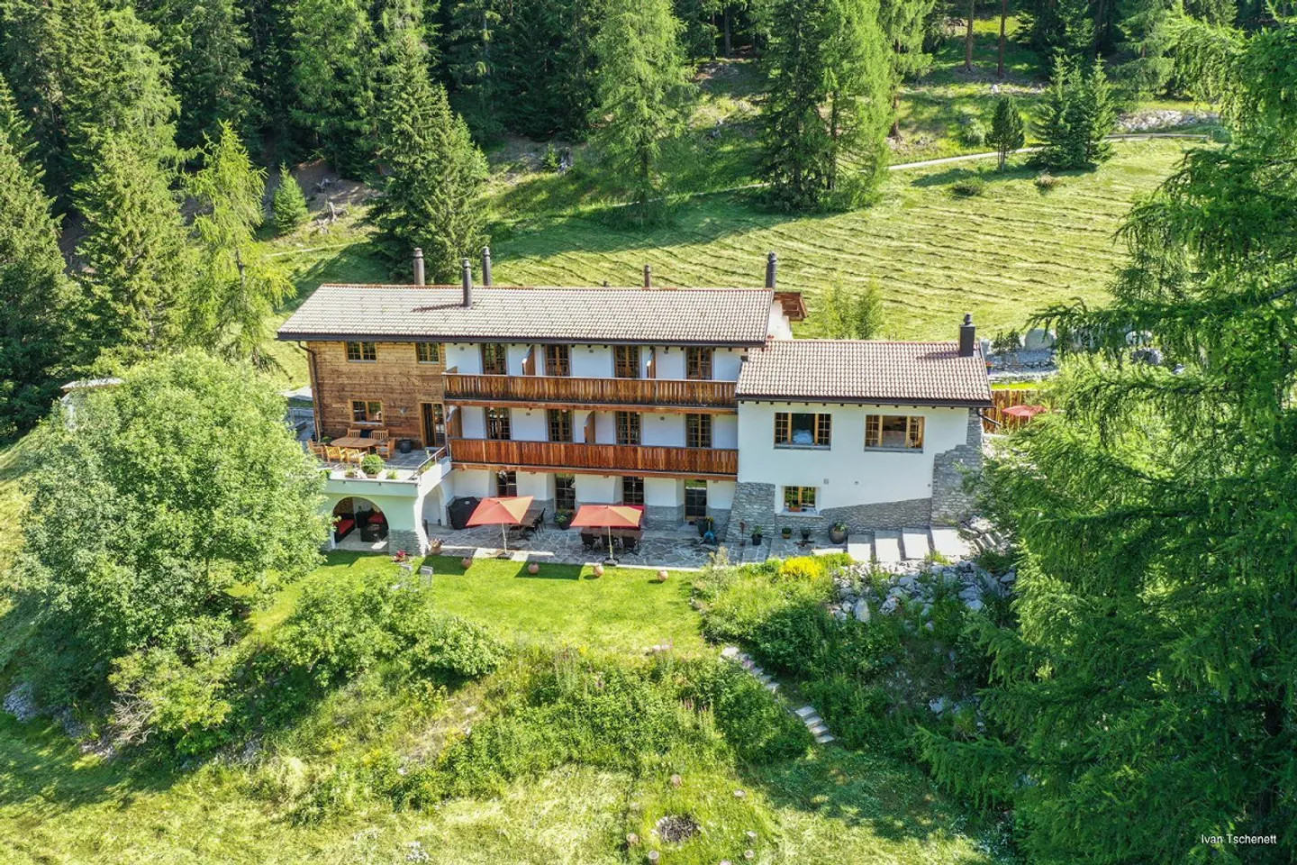 "Chasa al Battaporta, luxuriöses alpines Refugium der Extraklasse" - Photo 2 of 13