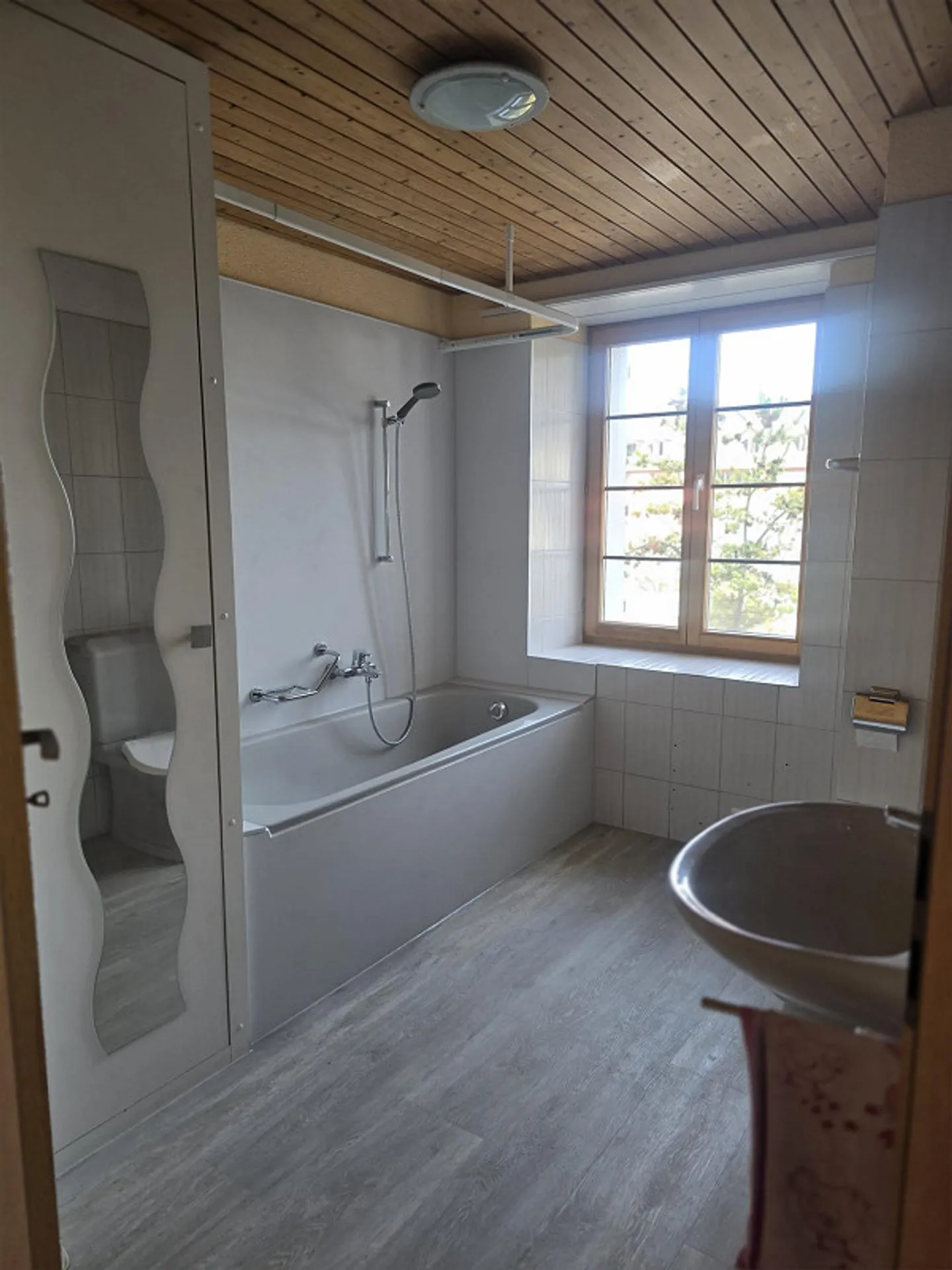 Maison de 4 1/2 pièces sur 3 étages, fraîchement rénovée - Photo 3 sur 8