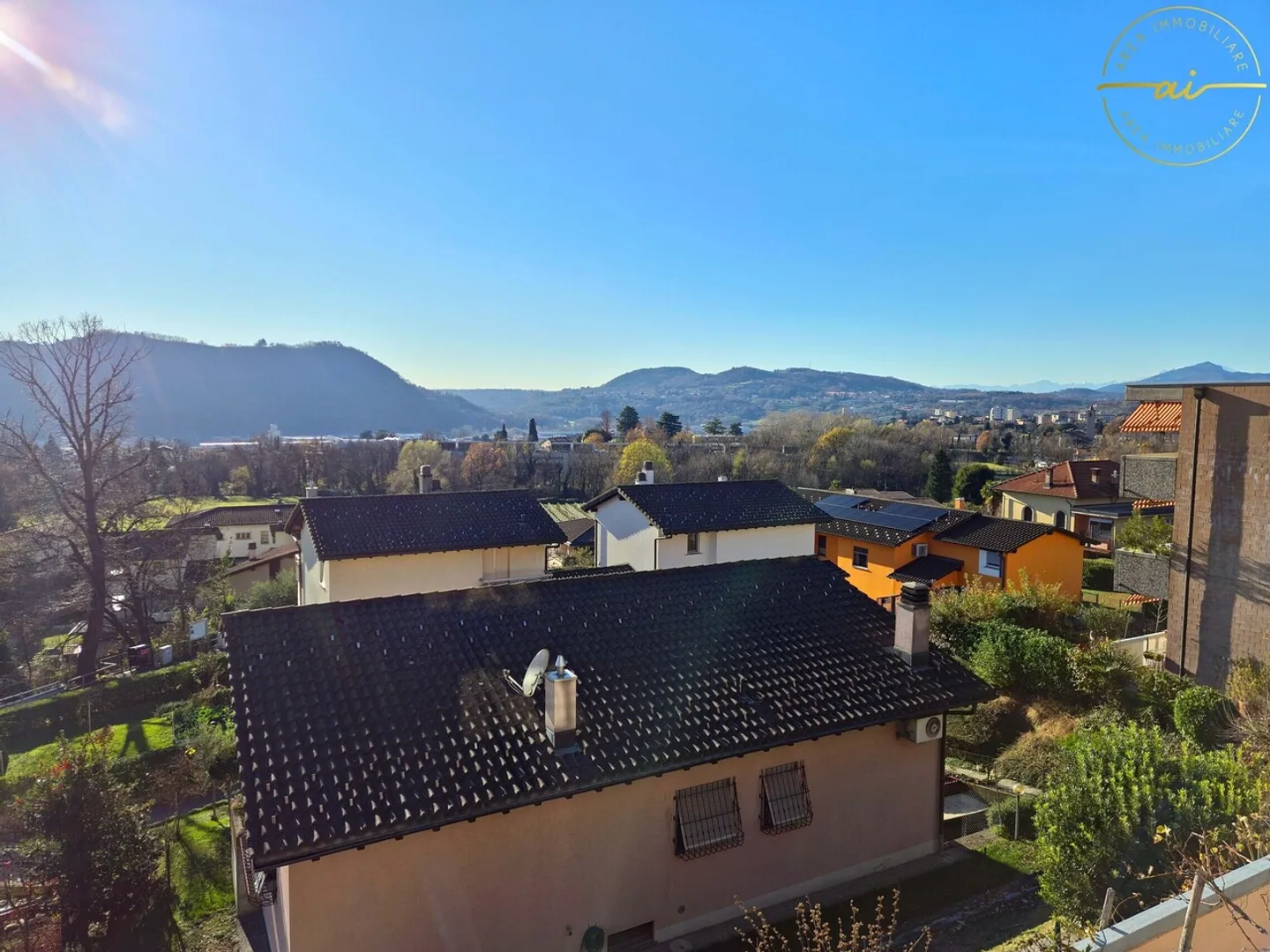 APPARTEMENT 3.5 PIÈCES DANS UN QUARTIER CALME ET BIEN SERVI - Photo 2 sur 13