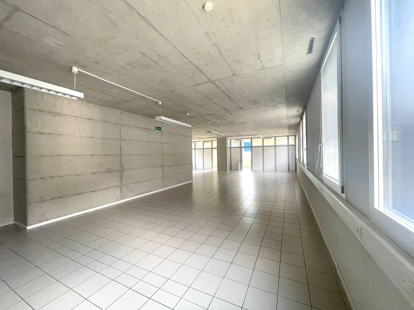 Espaces commerciaux avec dépôt - Photo 2 sur 9