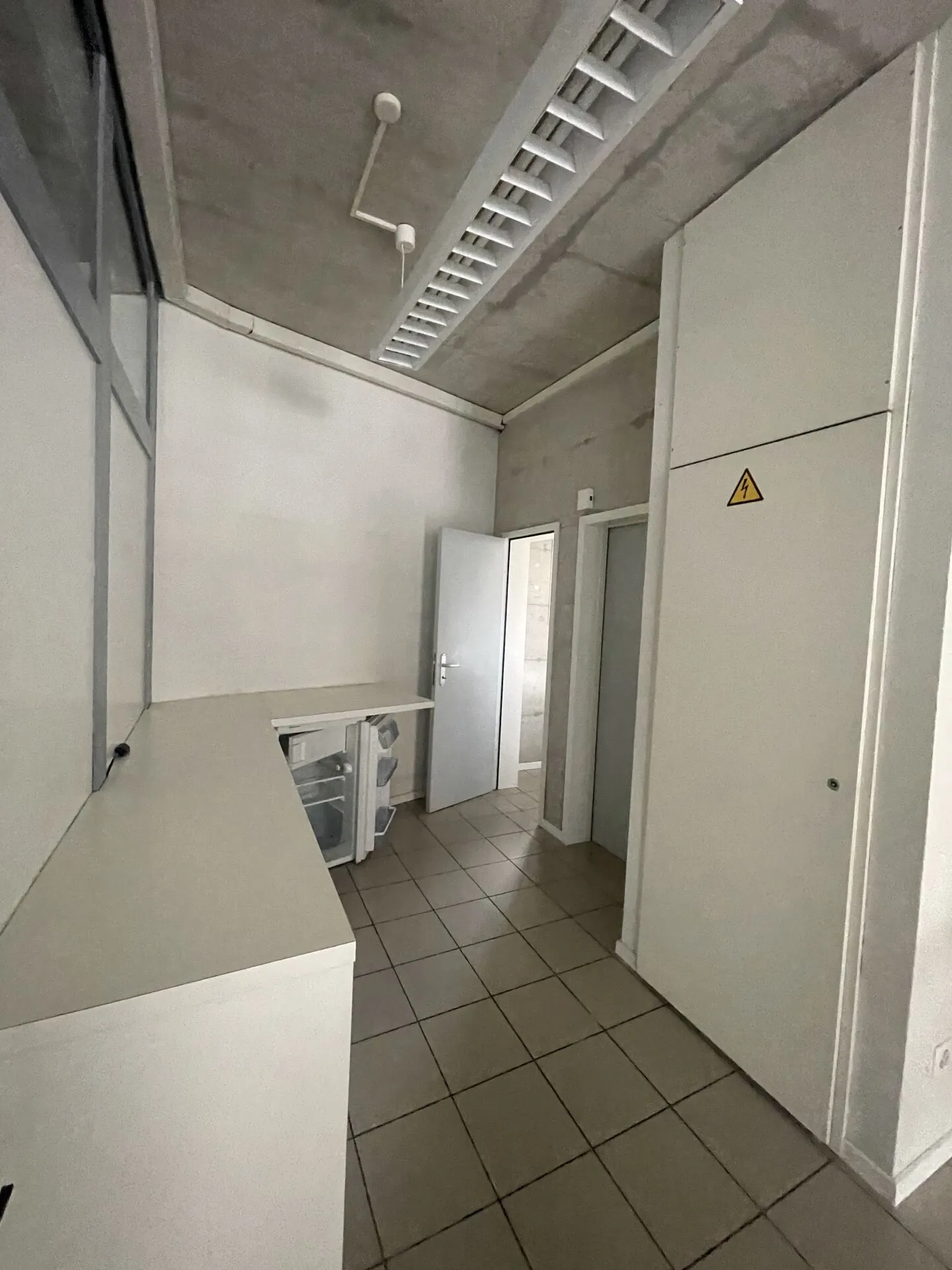 Espaces commerciaux avec dépôt - Photo 7 sur 9