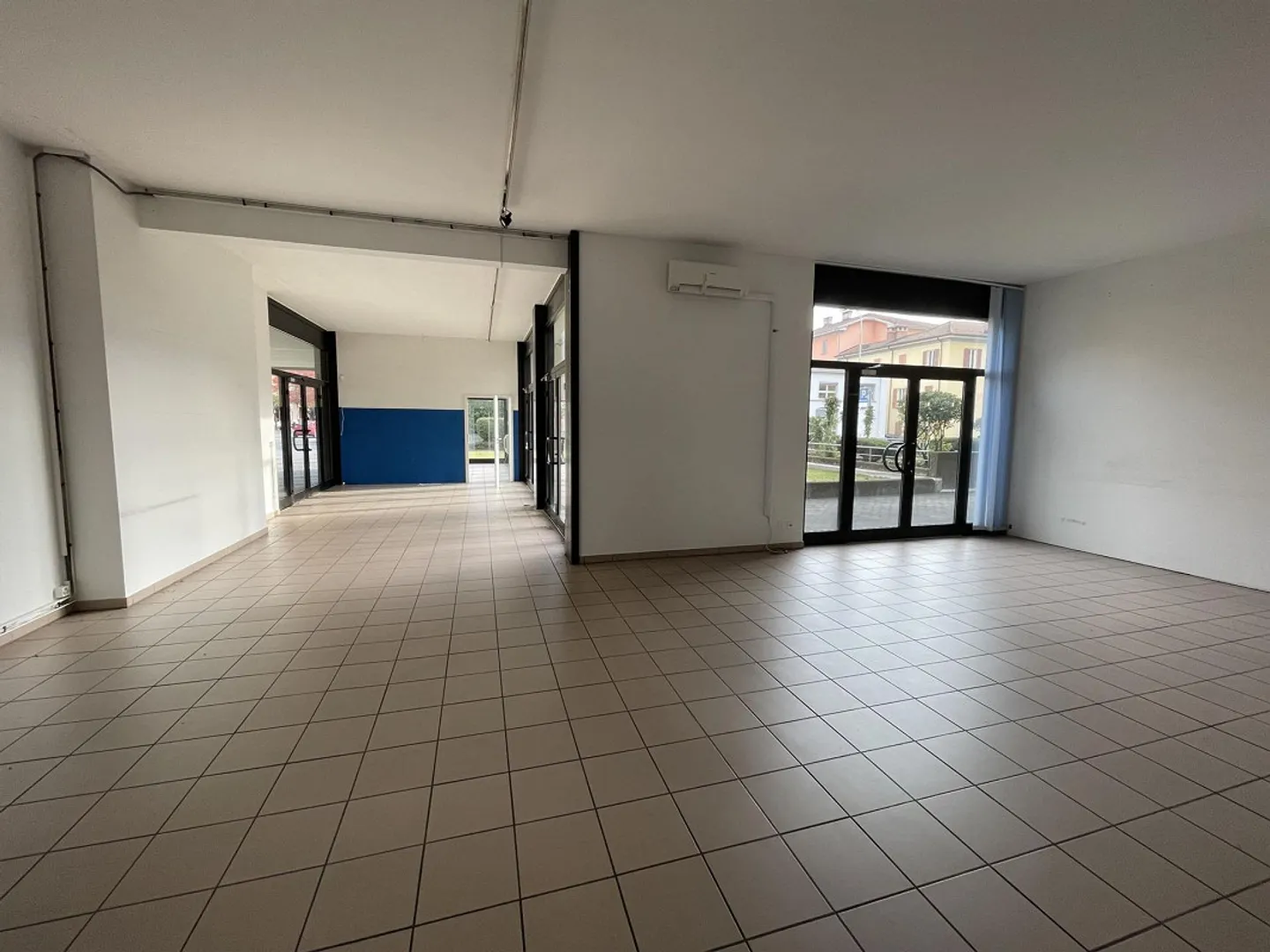 SPACIOUS COMMERCIAL SPACE WITH WINDOWS IN A HIGH-TRAFFIC AREA - Photo 7 of 13